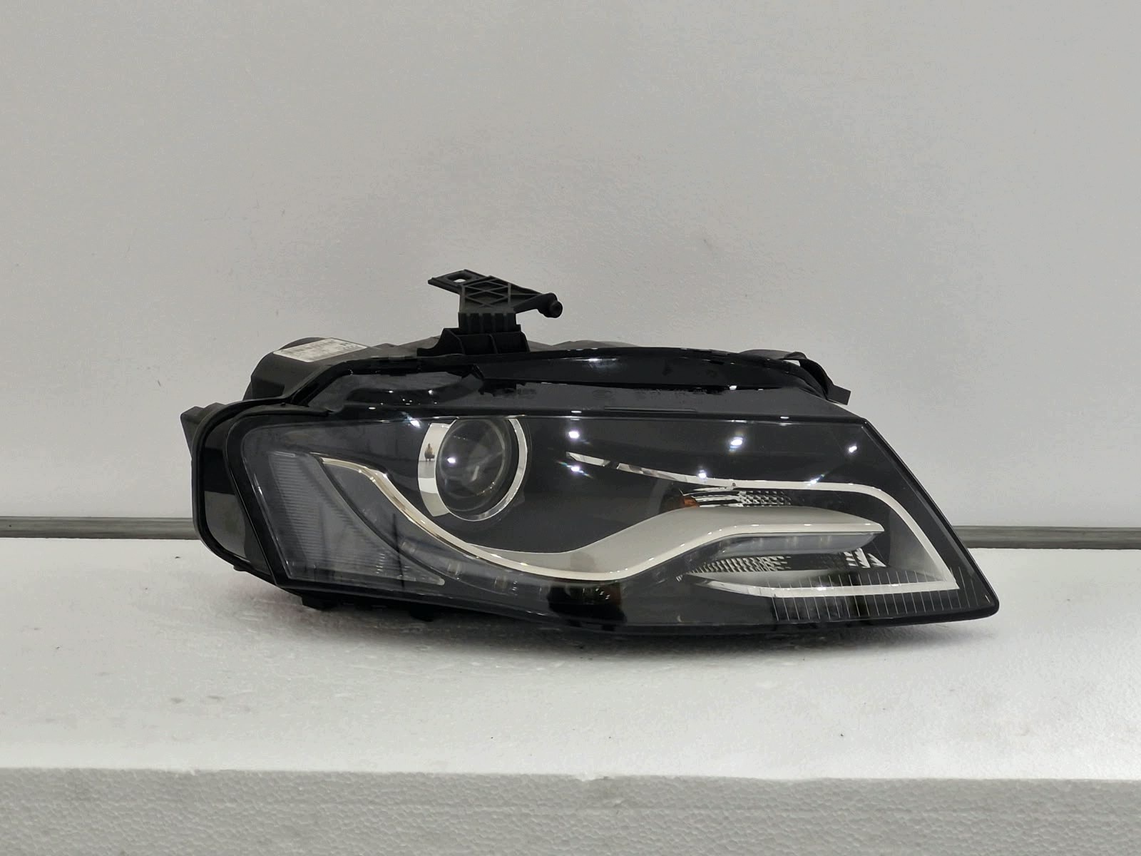 light right Audi A4 8K Bi-Xenon LED