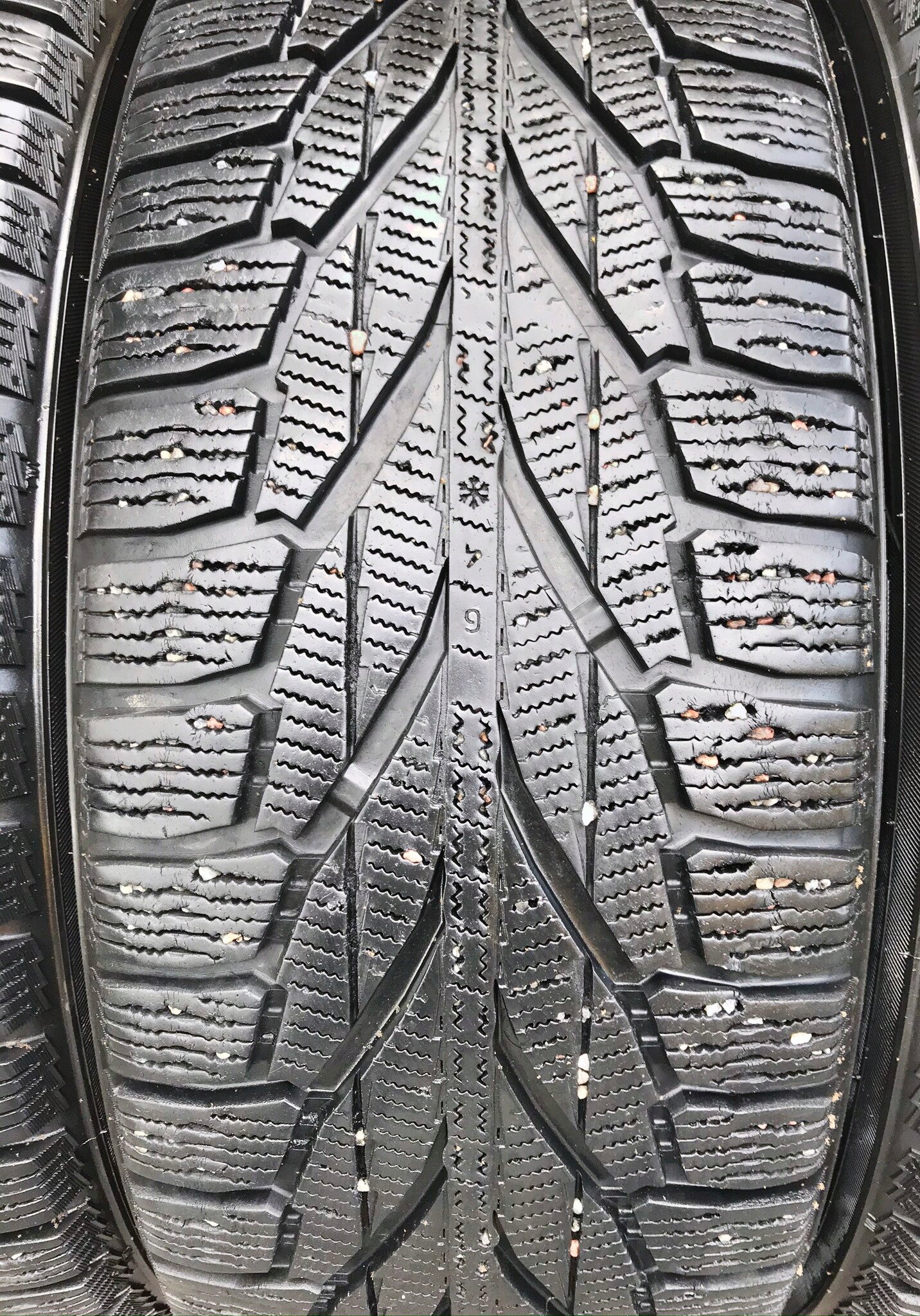 4x 215/65R16 NOKIAN HAKKAPELITTA R2 SUV 102R ZIMA Model Hakkapeliitta R2
