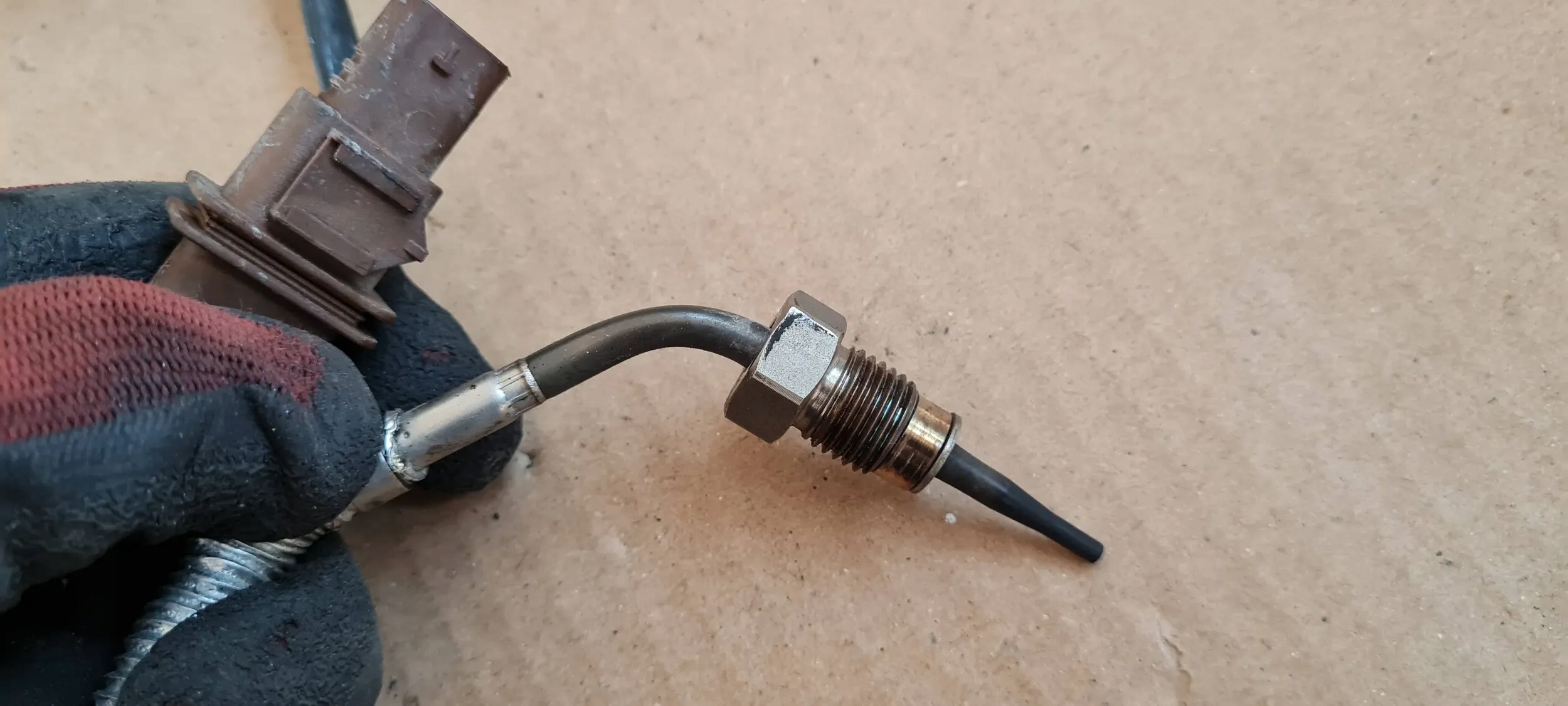 A4 B9 8W SENSOR TEMPERATURY GASE 2.0 TDI 04L919529E A5 8W