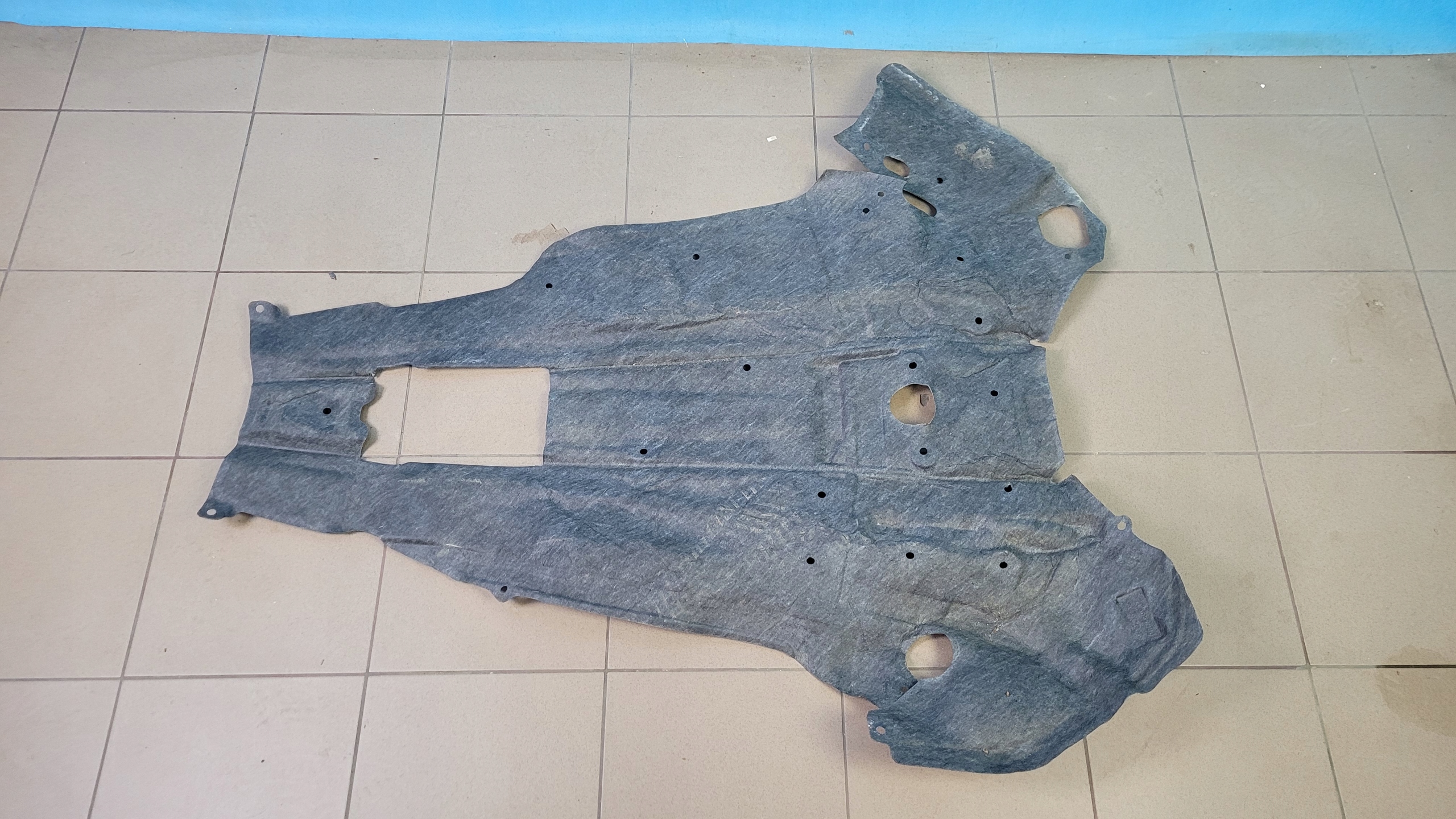 A2056823901 - W205 C220 звукоизоляция центрального туннеля 2056823901