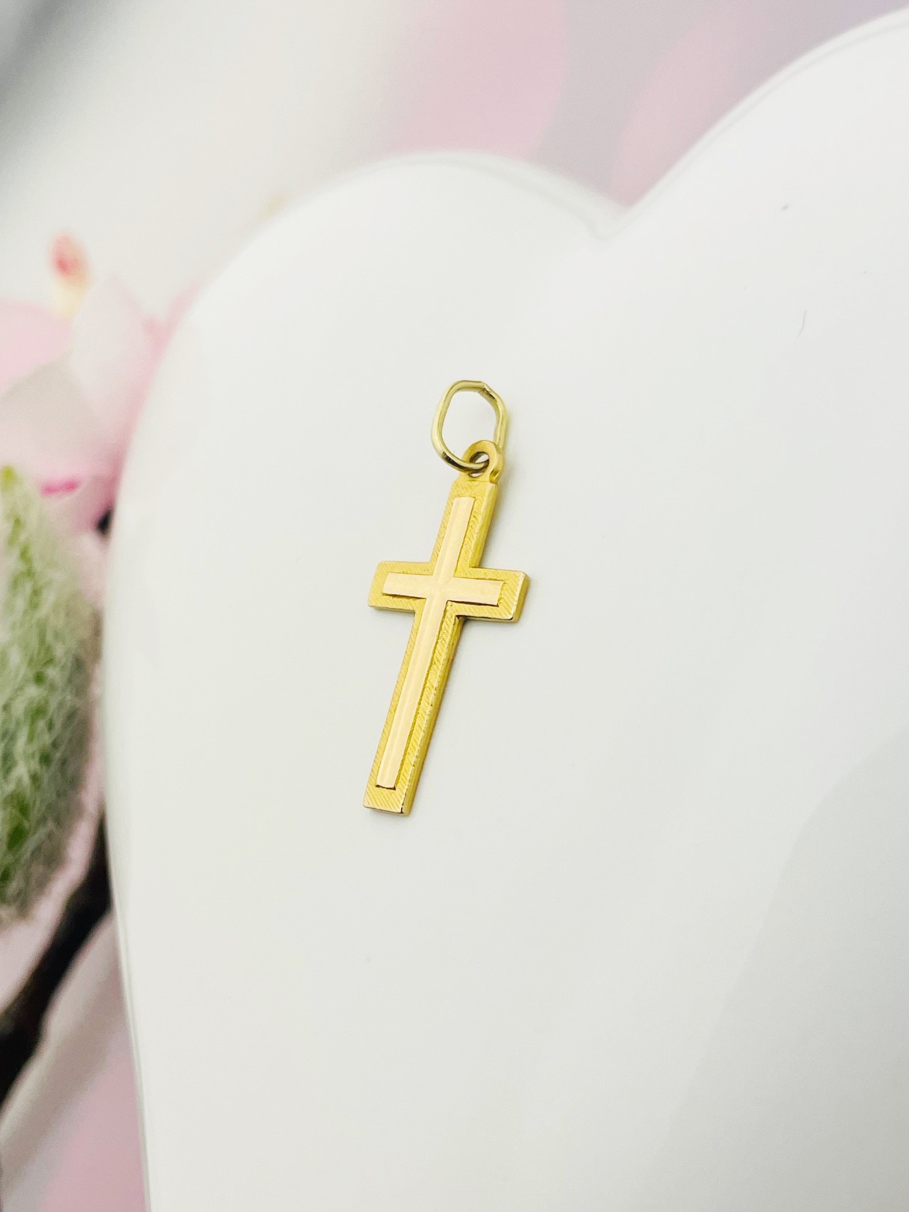 Zlatý klasický jednoduchý frézovaný křížek Svaté Přijímání Křest