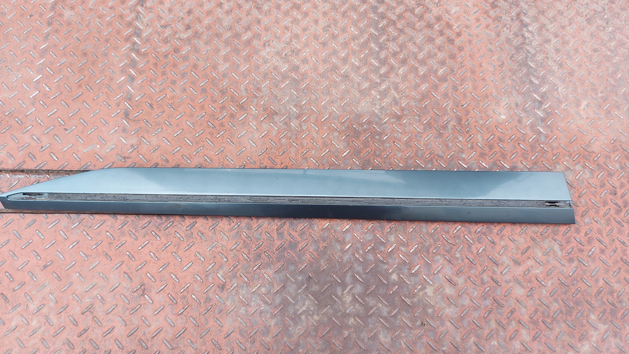 moulding door left left front SKODA SUPERB III