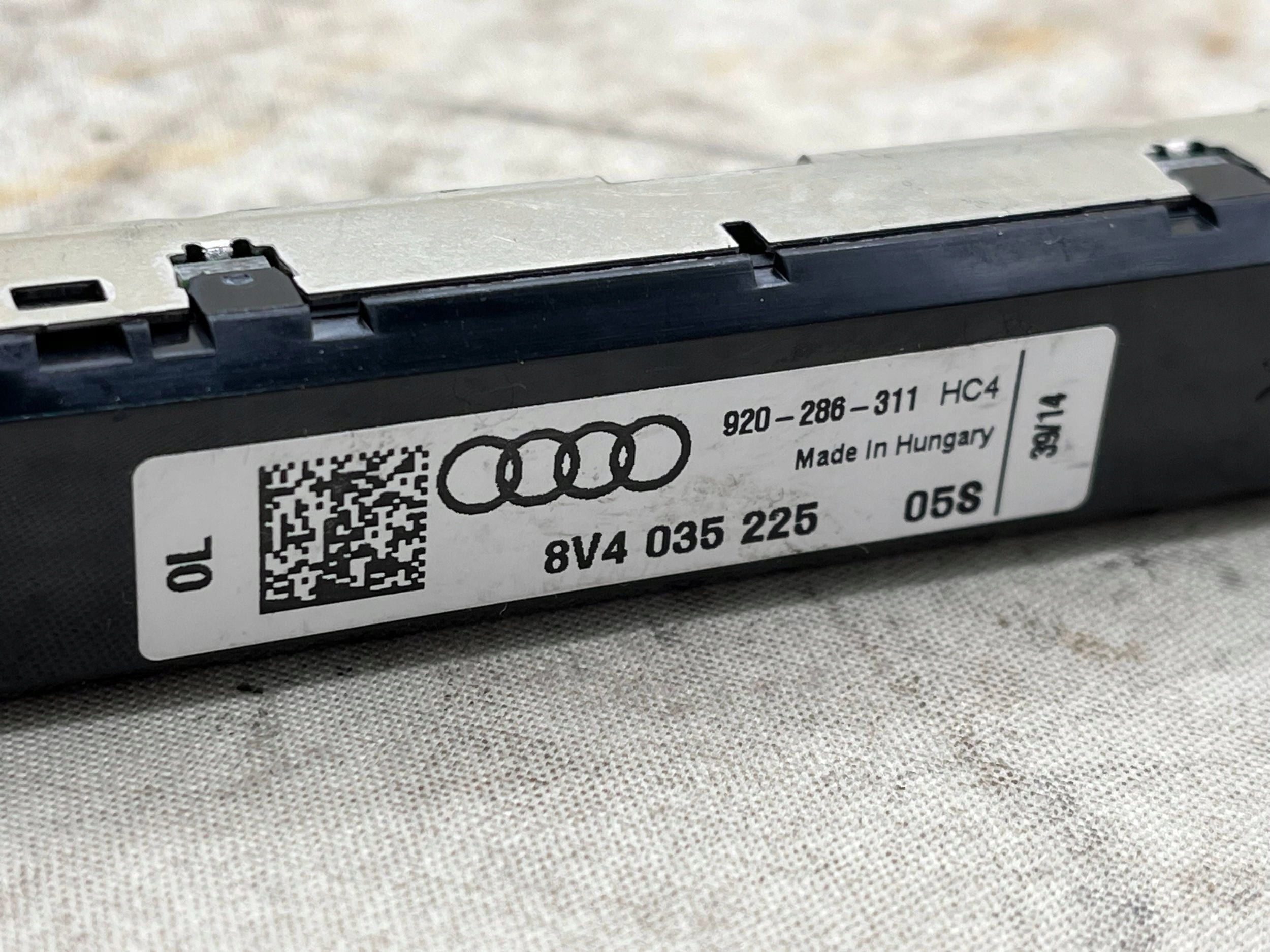 8V4035225 zesilovač antény AUDI !J