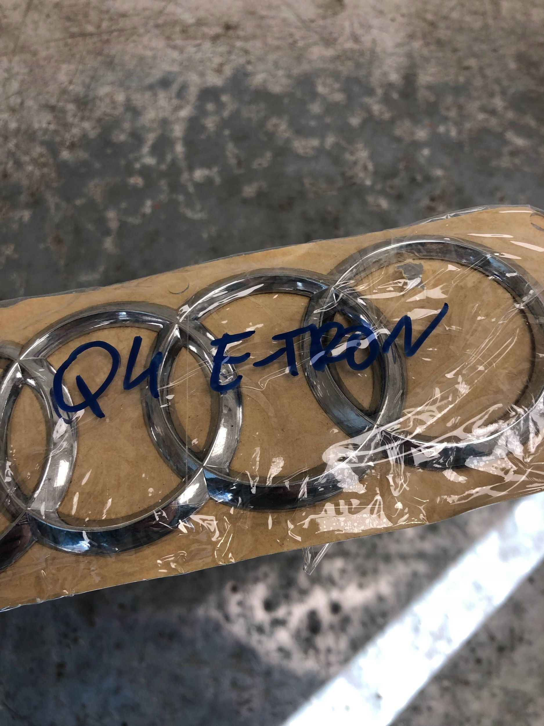 logo EMBLEMAT bonnet AUDI Q4 E-TRON 89A853742