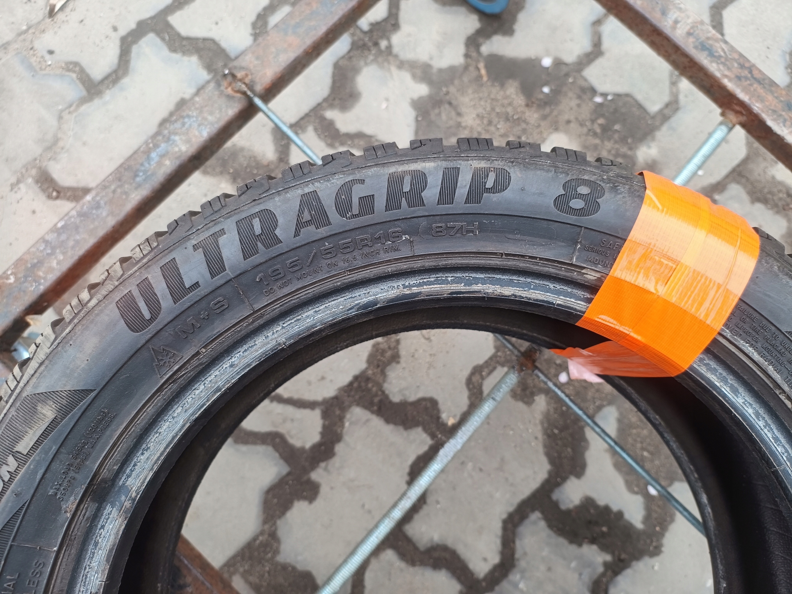 1x Goodyear UltraGrip 8 195/55/16 Marka Goodyear