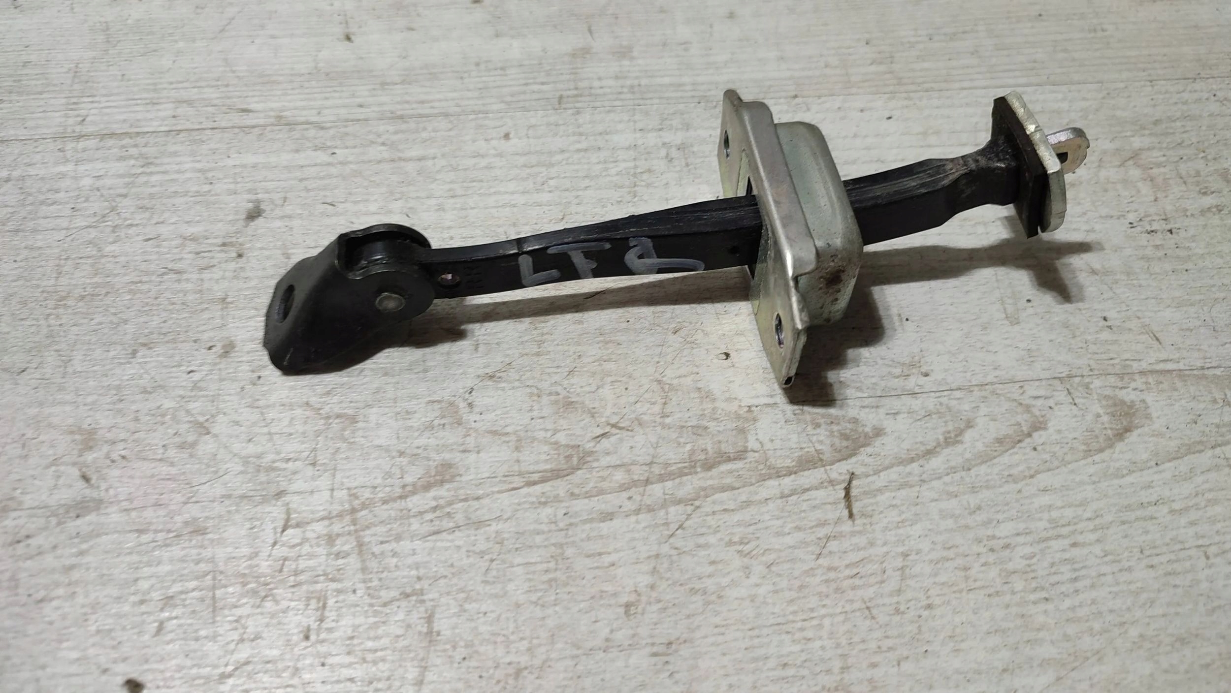 Nissan Qashqai 16r 1.5dci rear part side left limiter
