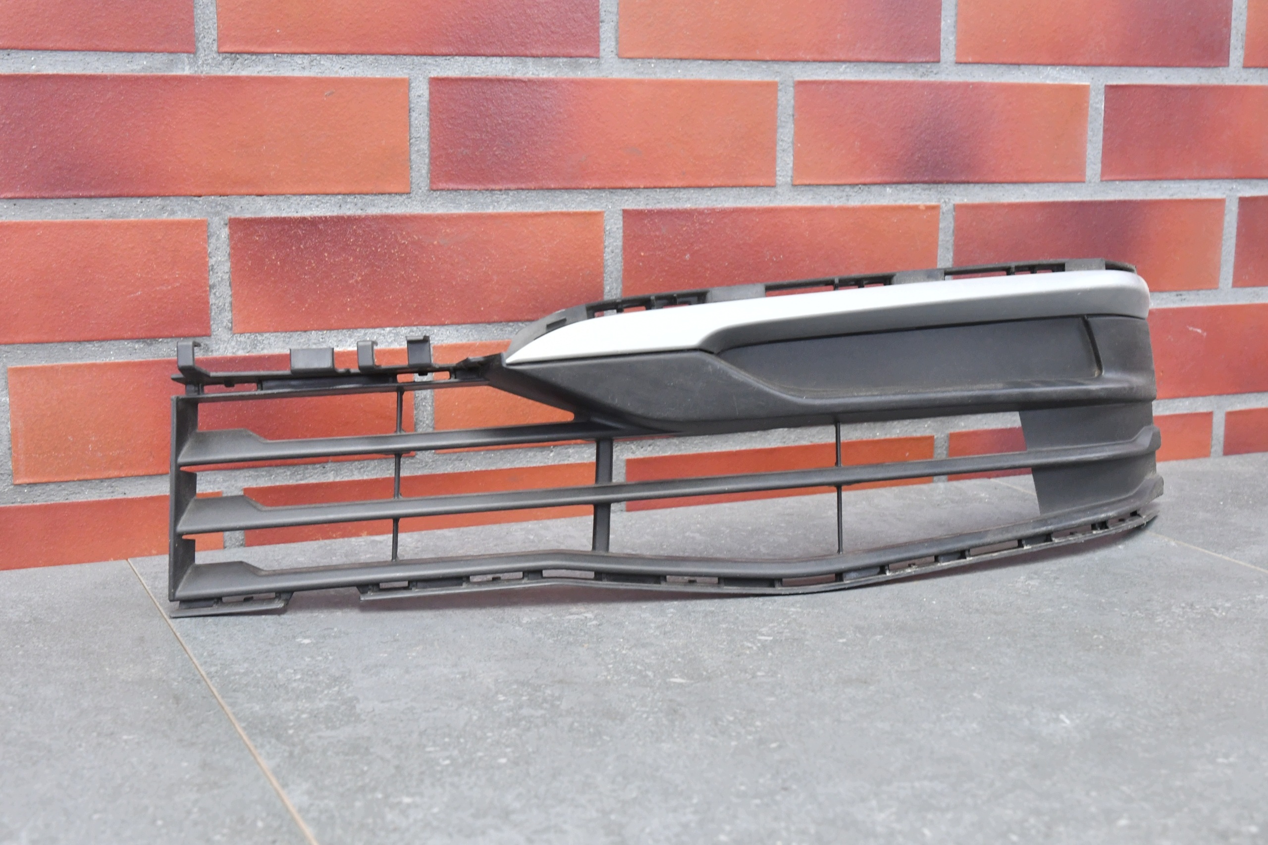 grid of a bumper left bumper BMW 5 G30 G31 7385269