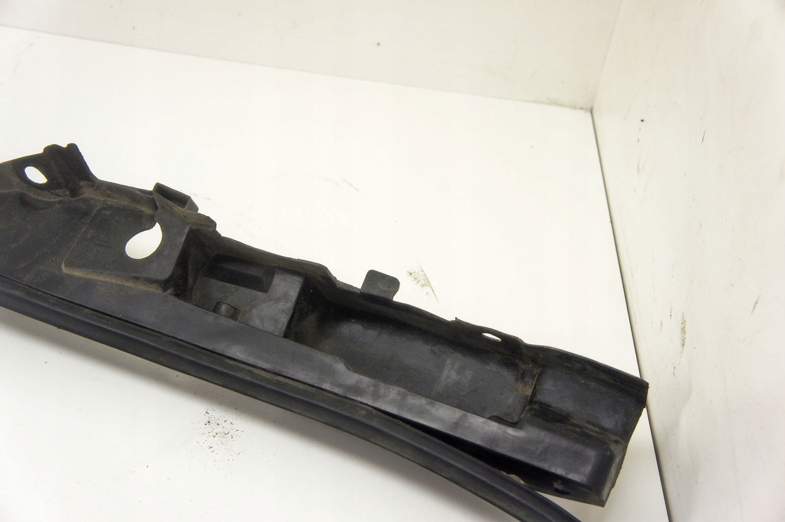 NJ044 Infiniti G37 Uszczelka Błotnika Lewy Przód Producent części Infiniti OE