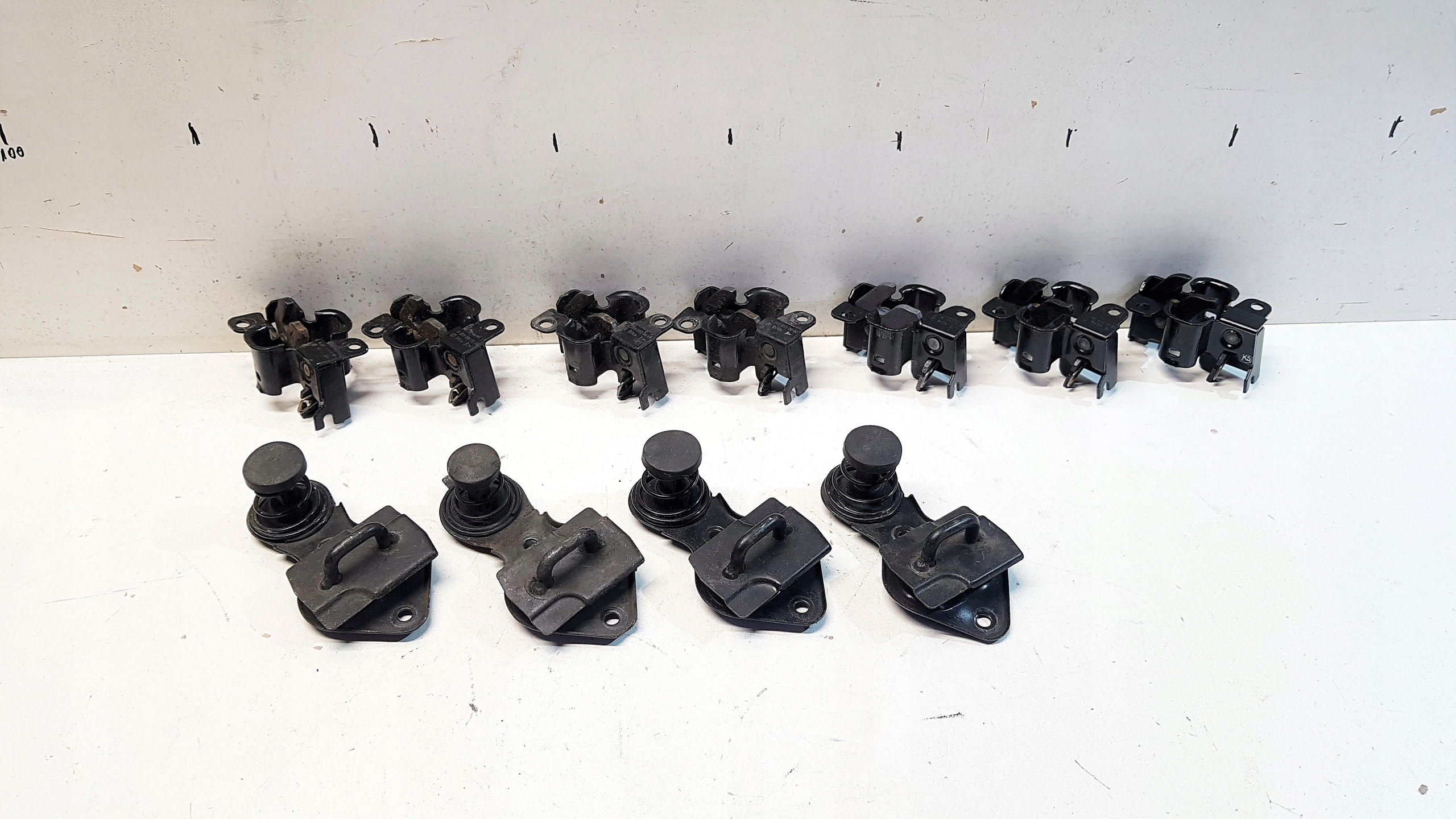 ZAMEK RYGIEL MASKI ODBÓJ W203 W211 W219 2038800060