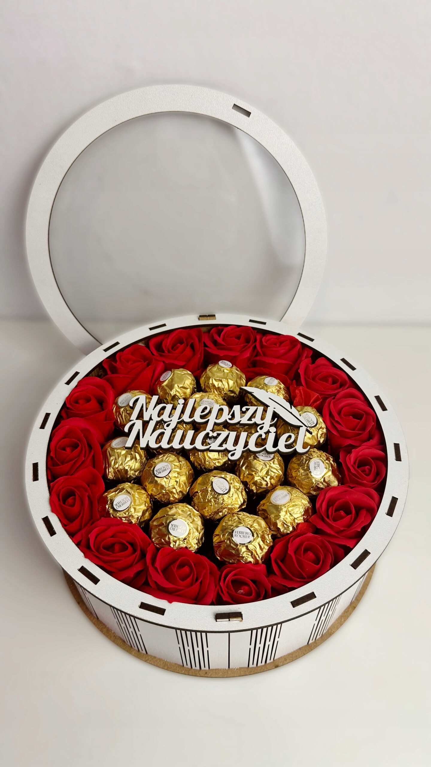 Levně Box s bonbóny ferrero dřevěný Nejlepší učitel 24 cm bílý