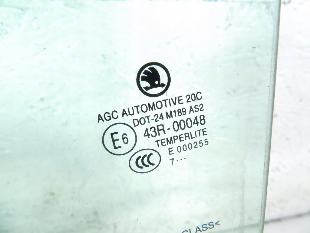 Skoda OE 6V6845205A window door rear L
