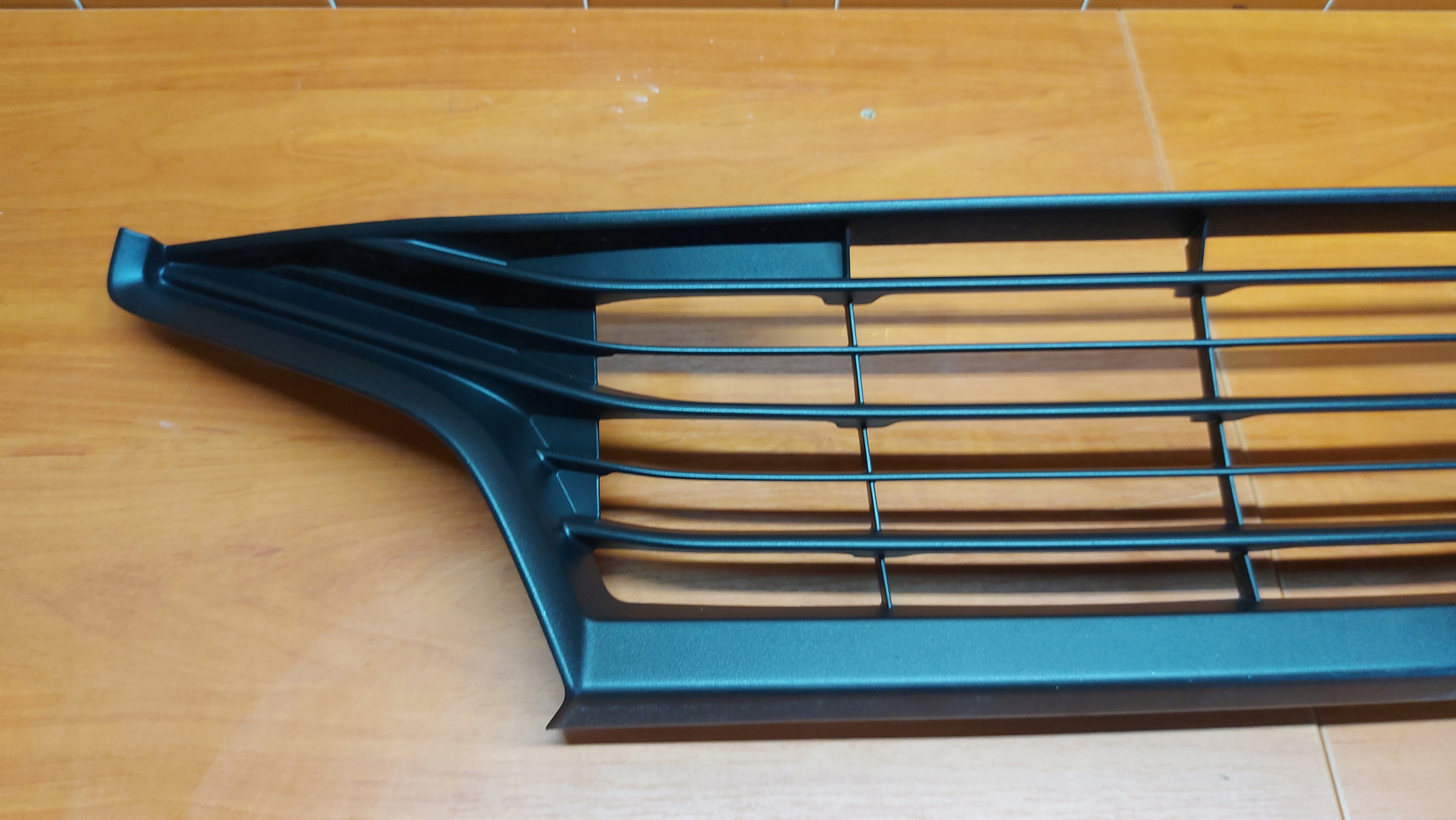 grid of a bumper central lower front front TOYOTA YARIS IV 20