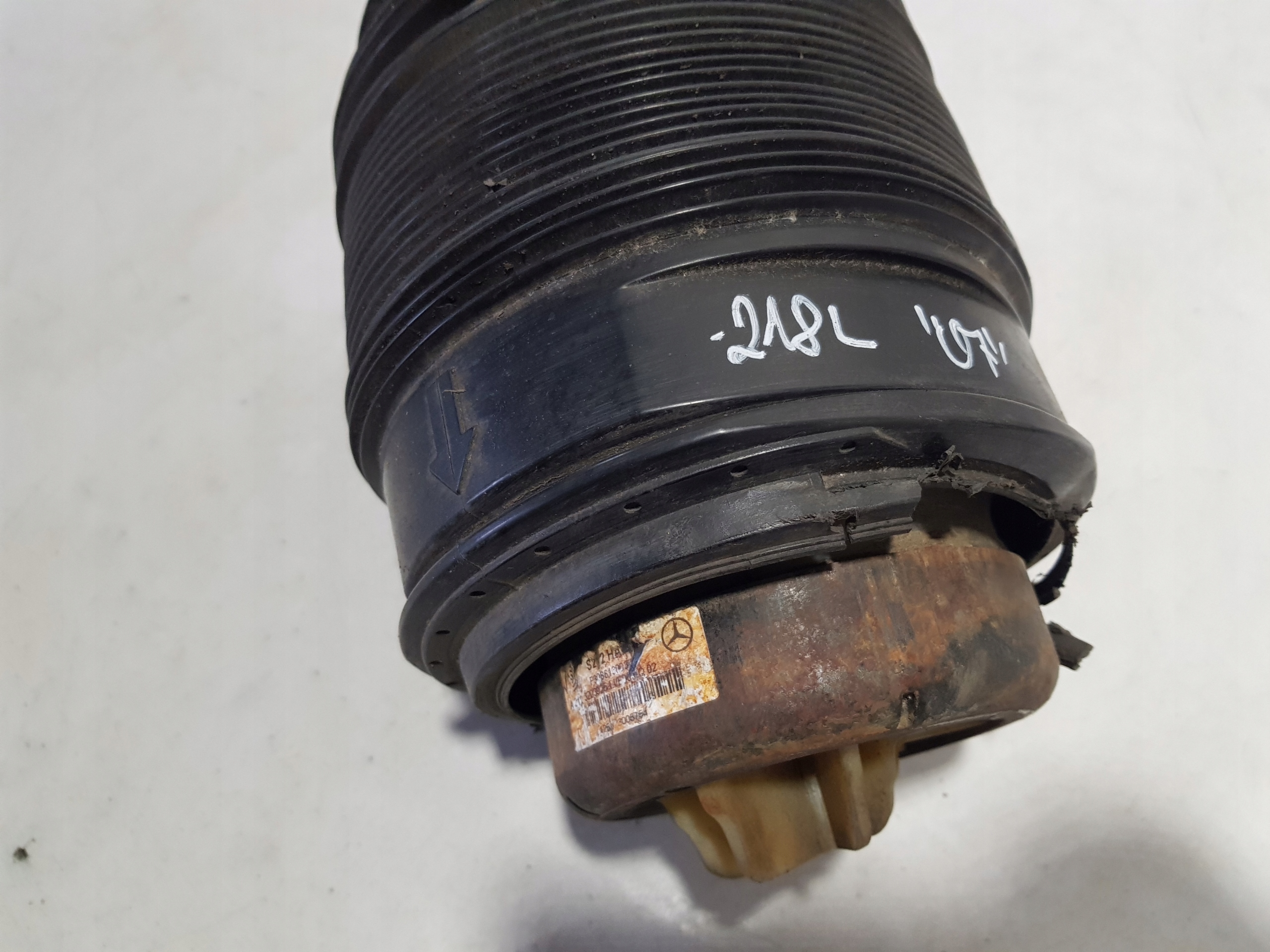 MERCEDES E W212 KOMBI silent block AIRMATIC MIECH left rear part