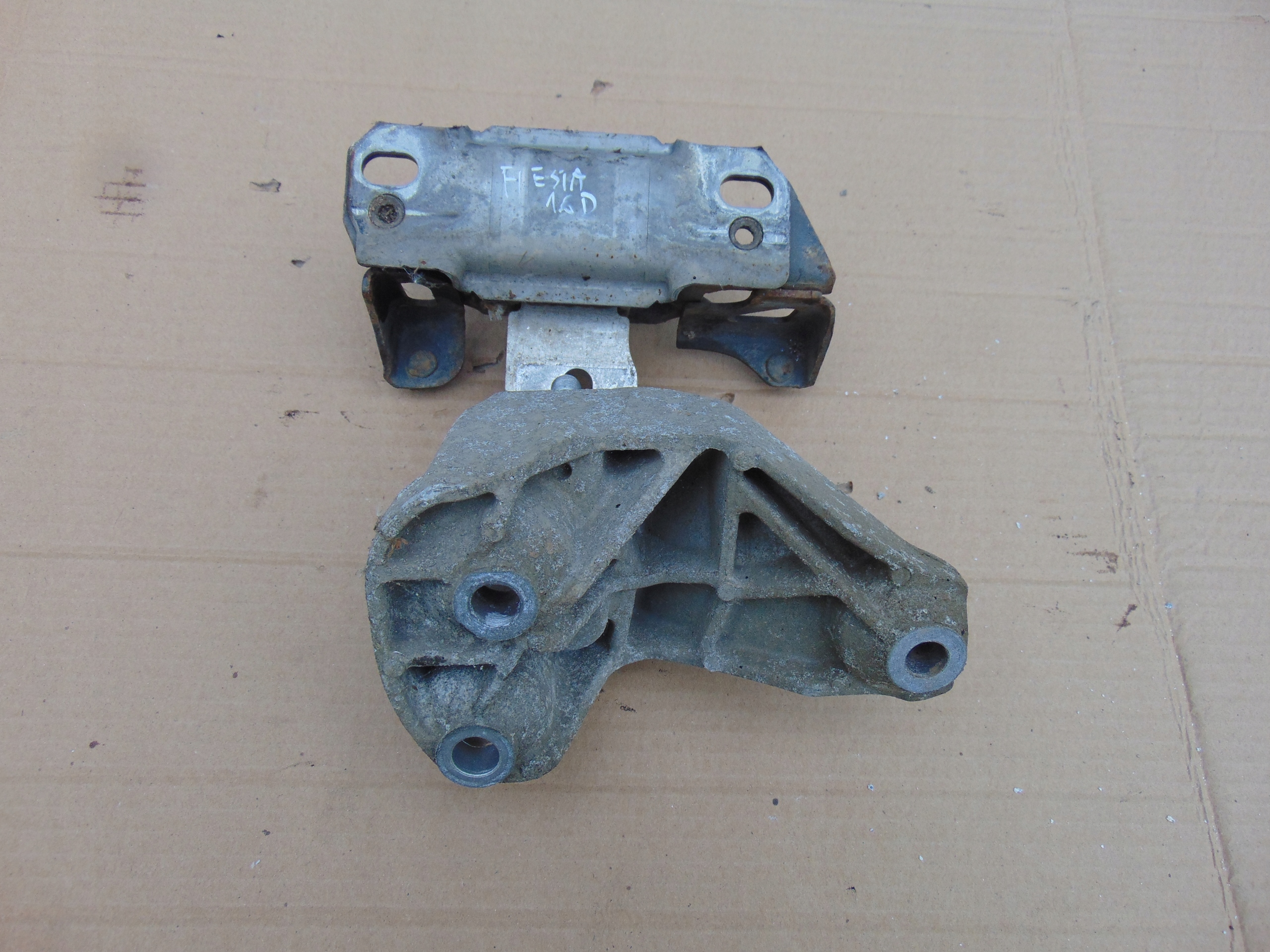 ЛАПА ПОДУШКА КОРОБКИ FORD FIESTA MK7 1.6 TDCI
