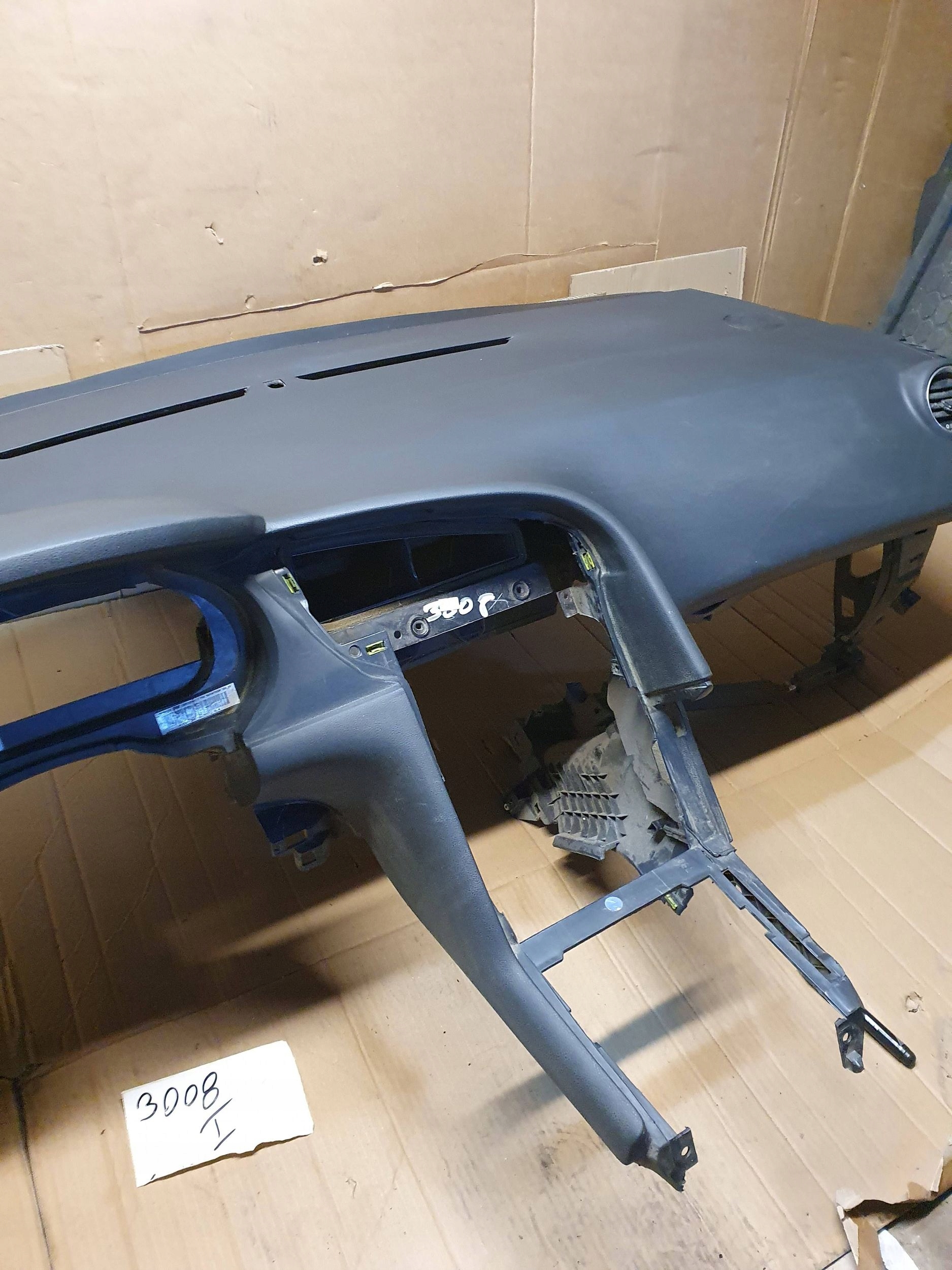 торпеда peugeot 3008 и консоль оригинал без UP NAVI