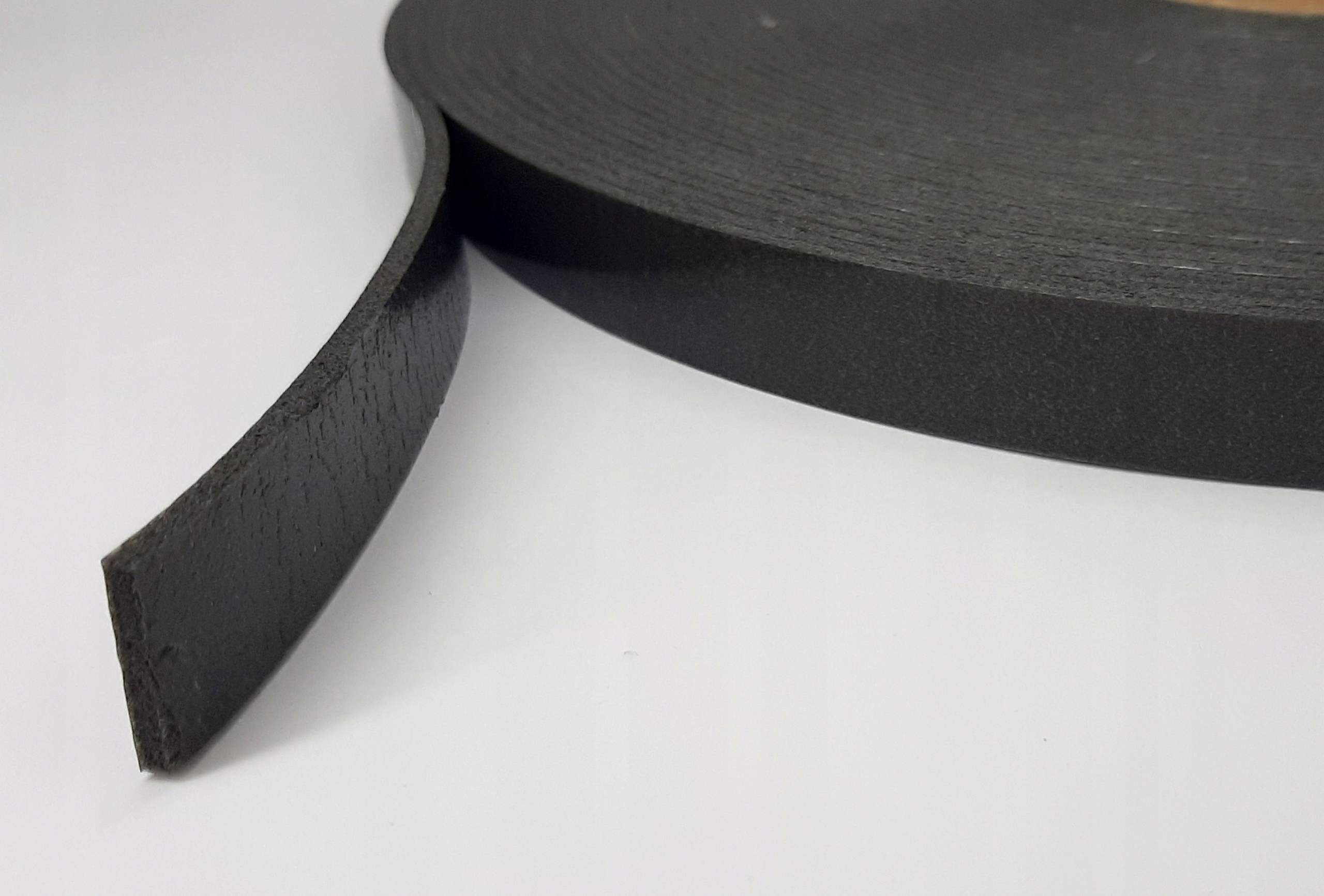 Samoprzylepna uszczelka piankowa 30/30 gr 2 MOCNA Długość (cm) 3000