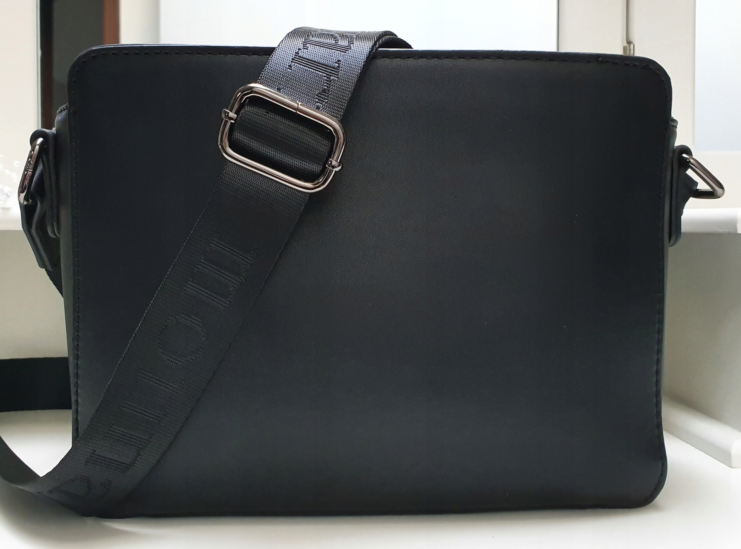 TOREBKA NA RAMIĘ LISTONOSZKA MONNARI PASEK LOGO Kolor czarny