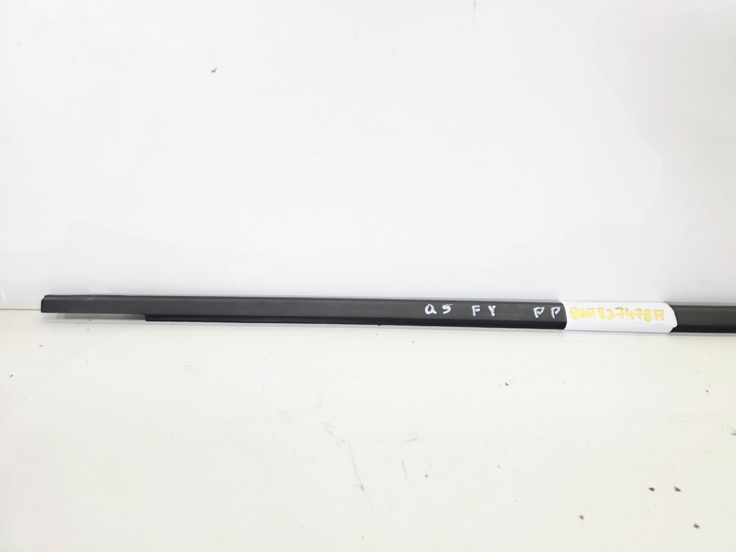 moulding dust SZYBE door right front black MAT AUDI Q5 FY 80A837478A