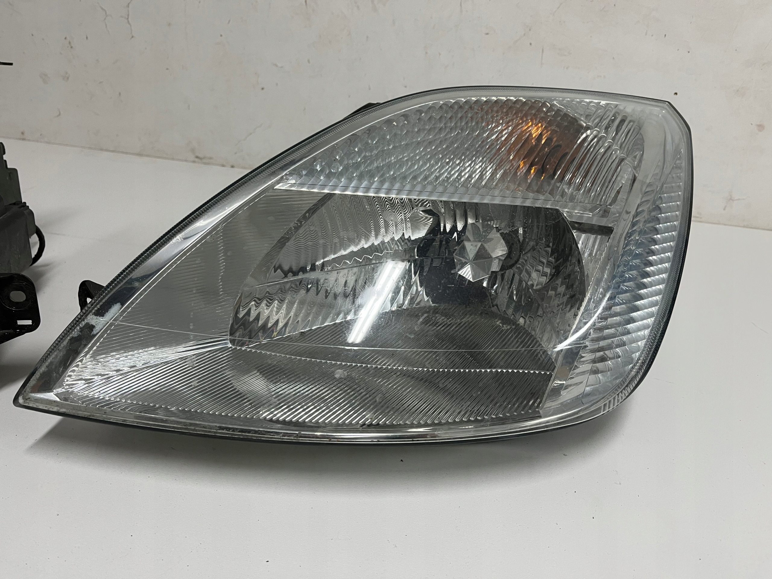 light Reflektor front right left Ford FIESTA Mk6 02-05r.