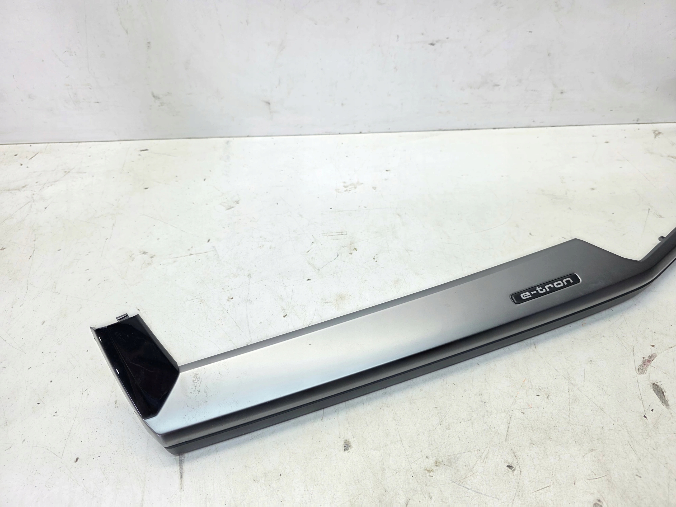 Moulage DEKOR du tableau de bord Console AUDI Q4 E-TRON 89C857189A Anglais