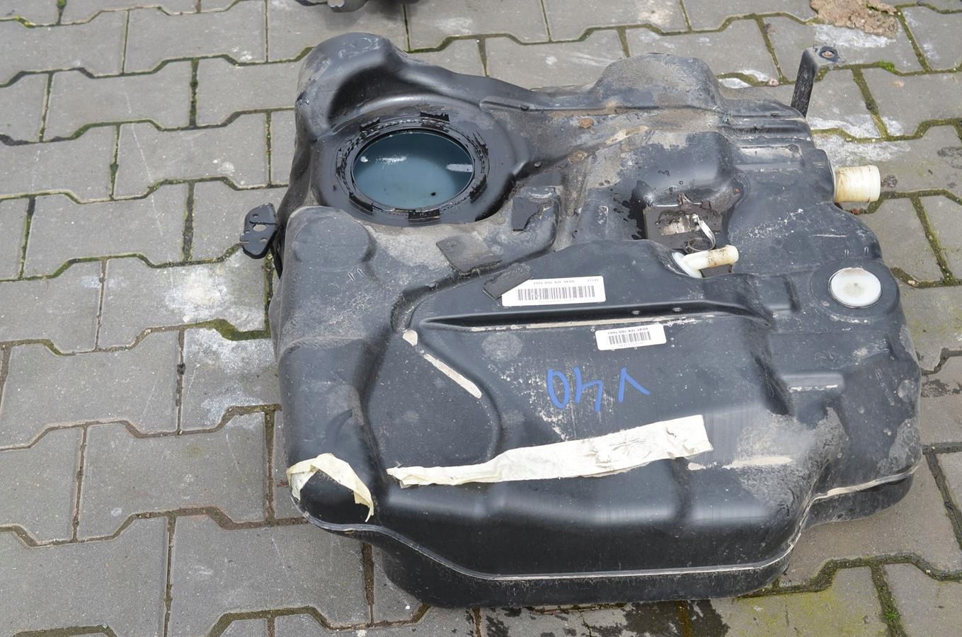 tank Volvo V40 II lift