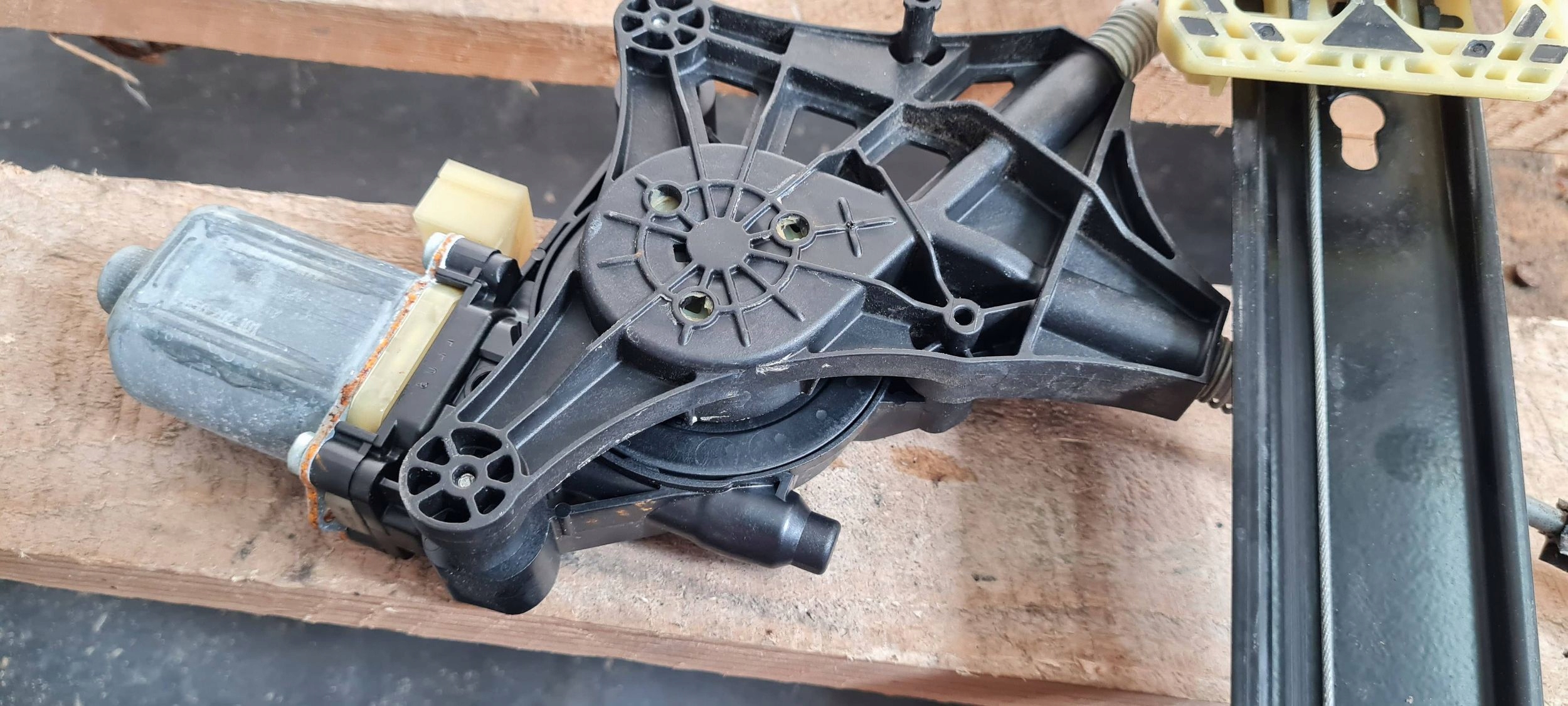 Q3 83A mechanism window regulator right front 83A837462