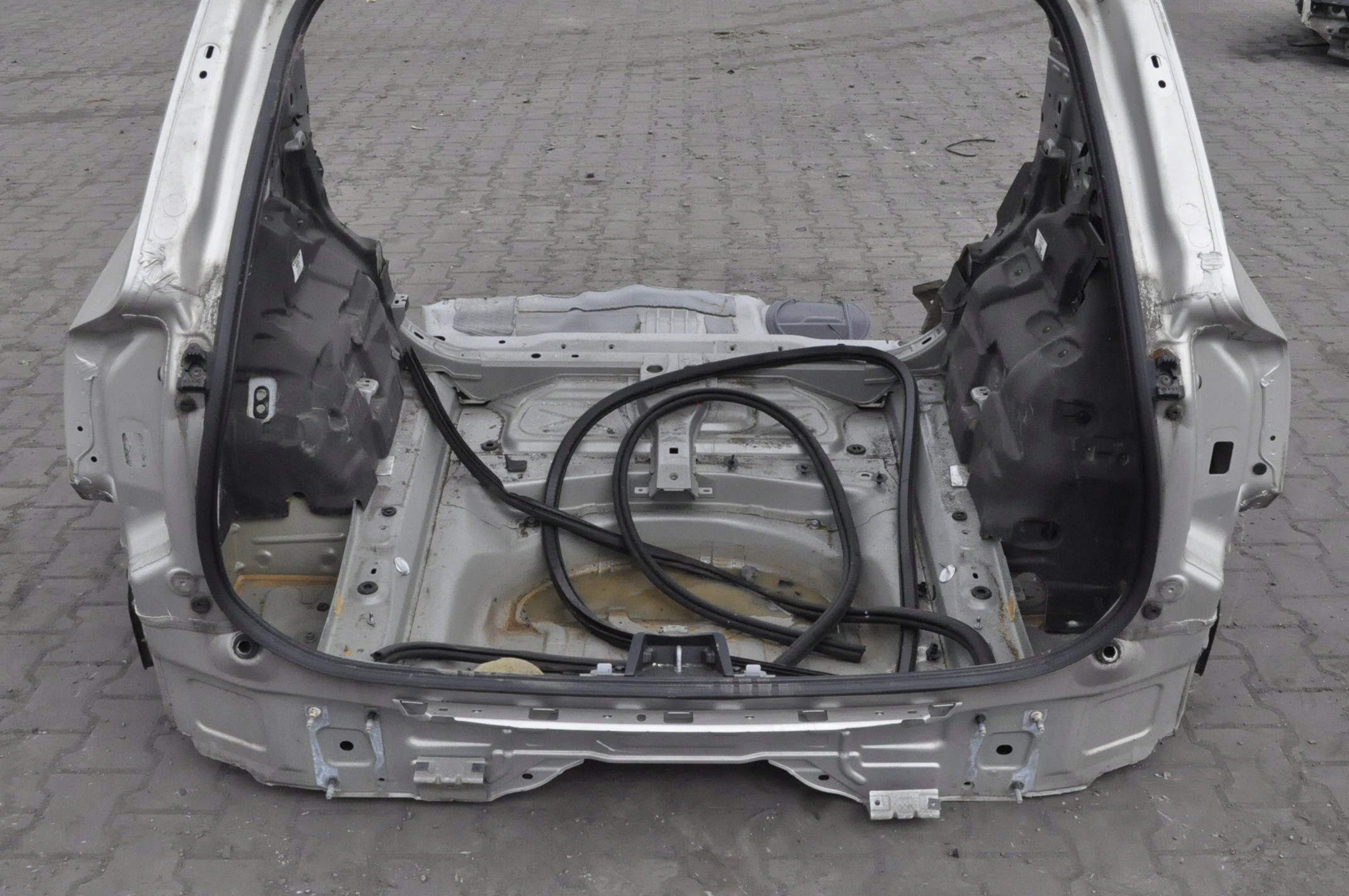 VOLVO XC90 II PAS TYŁ TYLNY WANNA