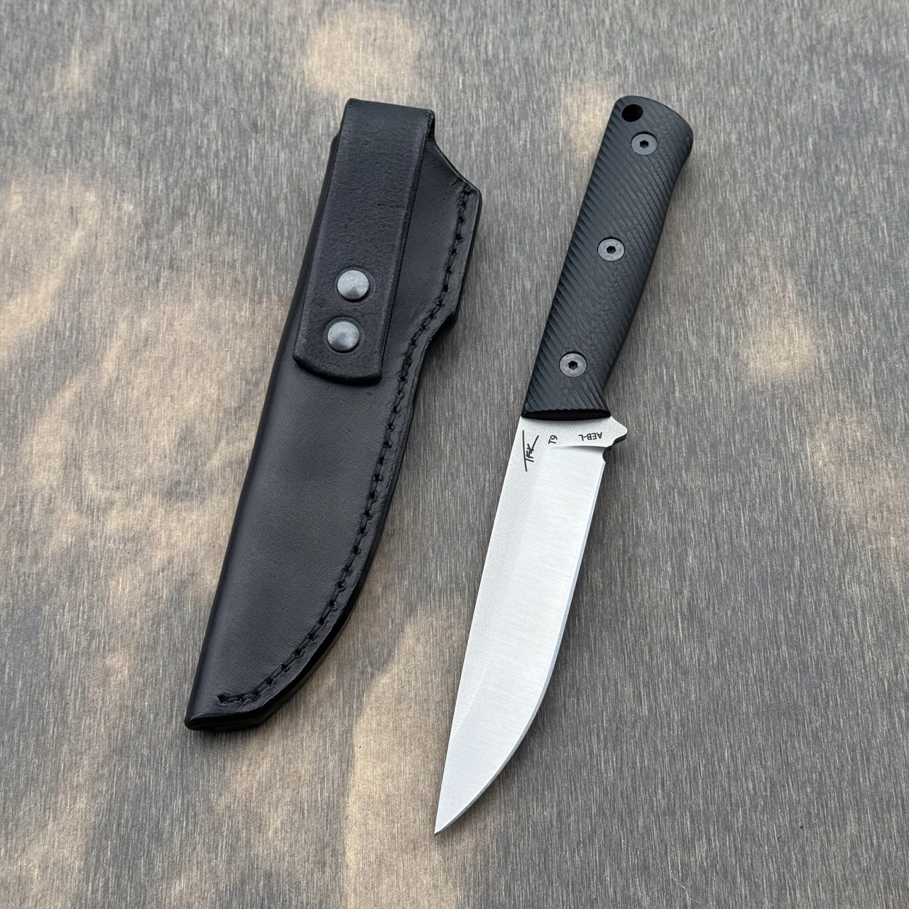 Nůž Tfk Knives T9 Aeb-l Black G10 nůž outdoorový s černou koženou pochvou