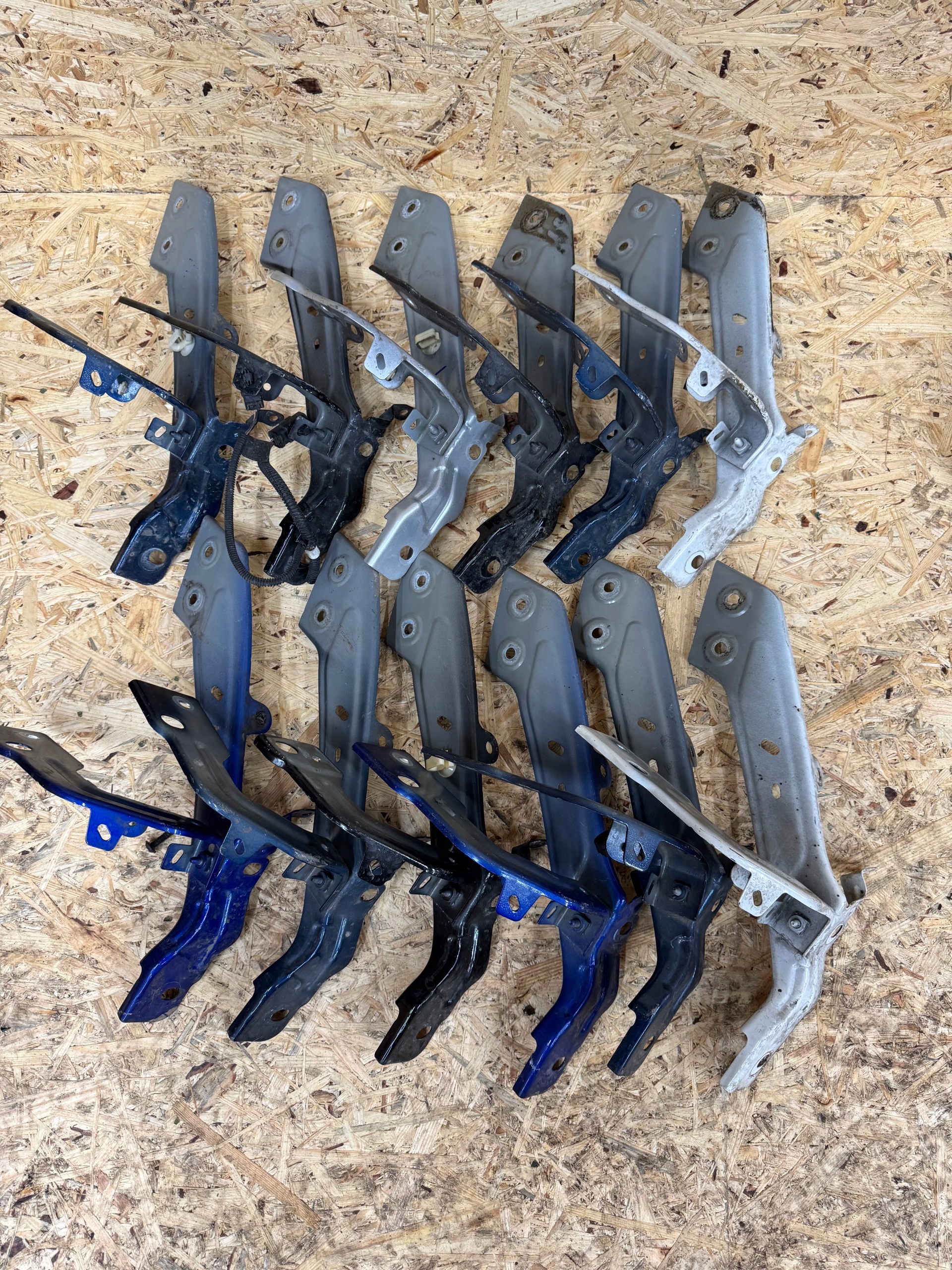 UCHWYT WSPORNIK MOCOWANIE BŁOTNIKA PRAWE PRAWY PRZÓD RENAULT MEGANE IV