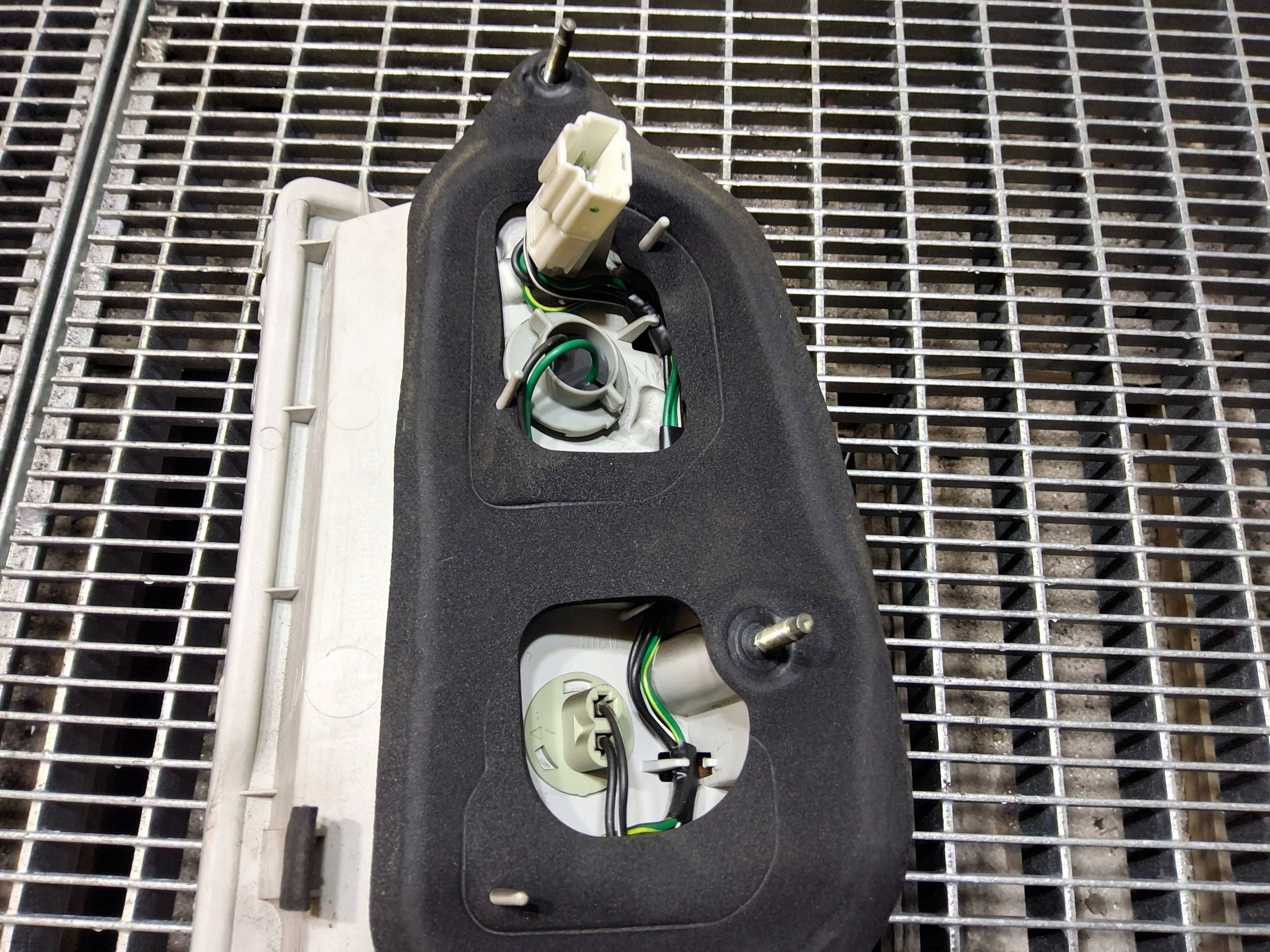 nissan ELGRAND 2004 задний Сторона фонарь левый