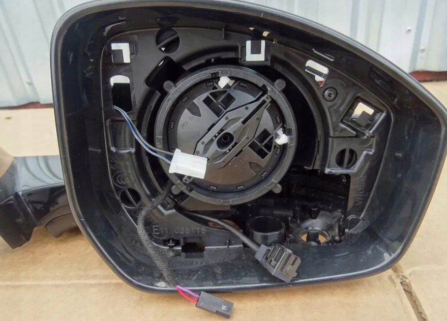 LUSTERKO JAGUAR E PACE PRAWE Numer katalogowy części 6139396