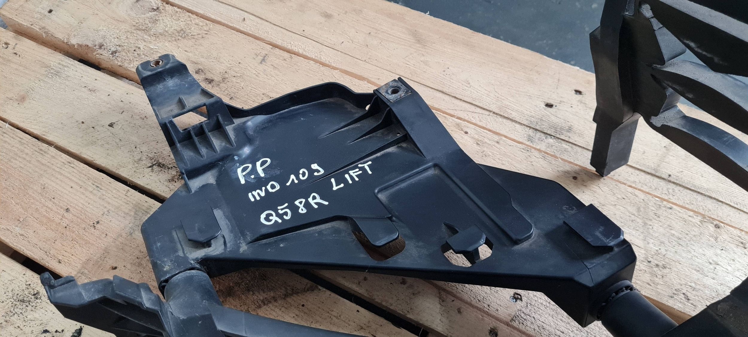 Q5 8R SQ5 LIFT bracket support holder lights right front 8R0805608B