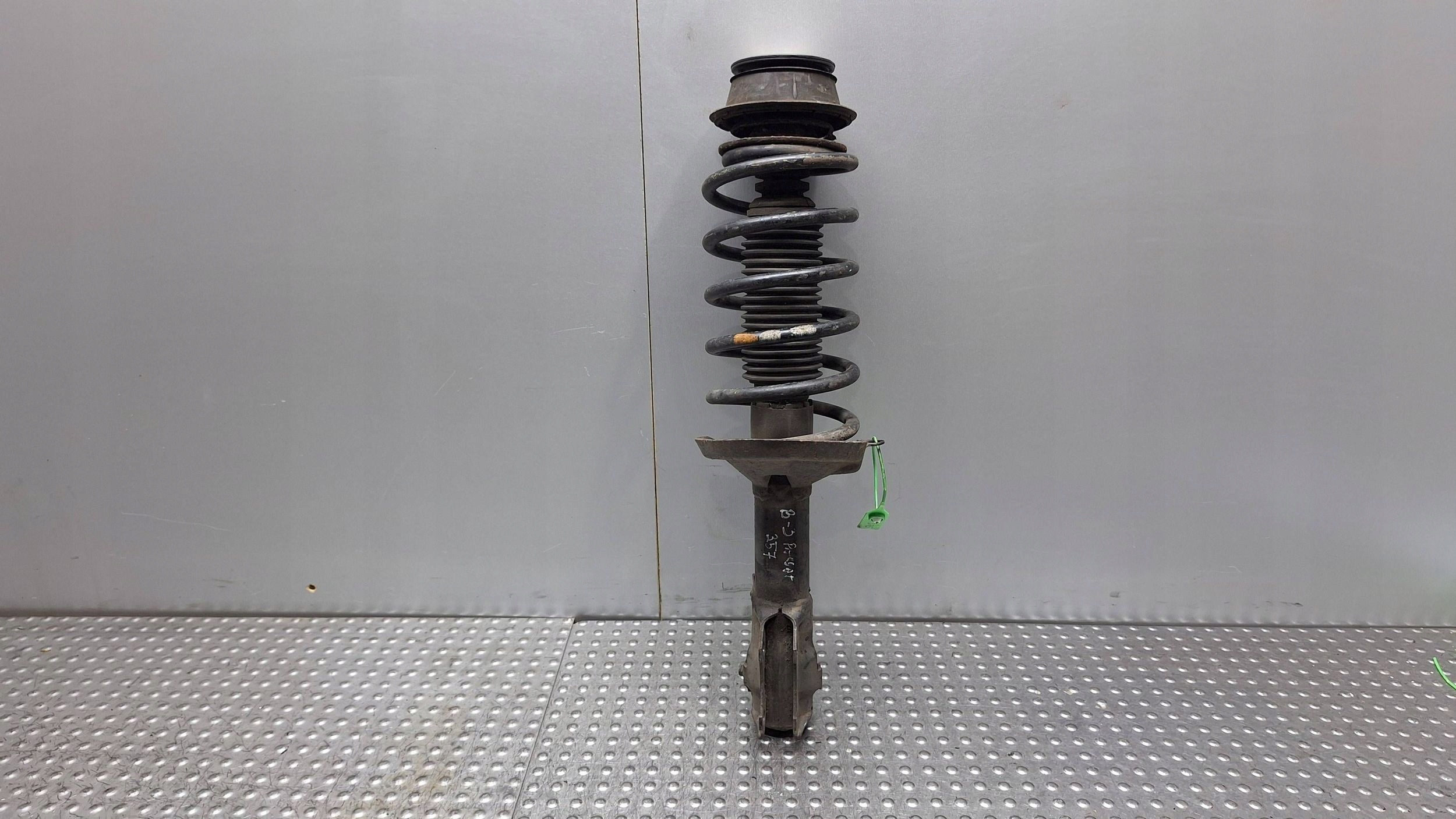 shock absorber left right front 357413031R VW PASSAT B3