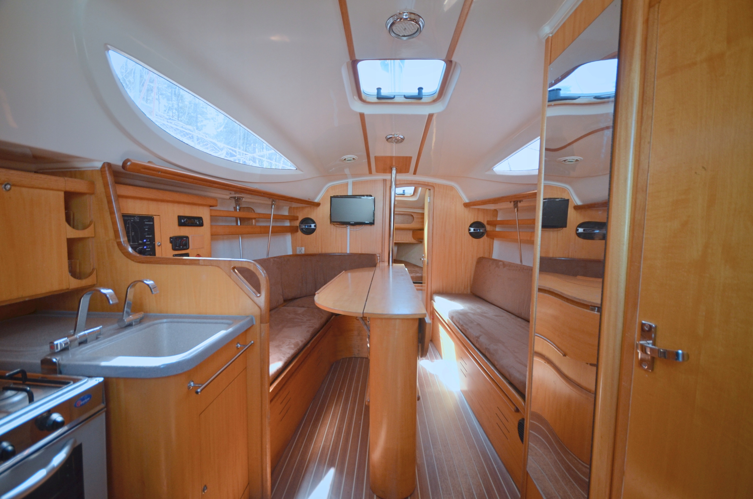 Czartery jachtów Mazury (ŻAGLOWE I MOTOROWE) - Giżycko Model POLJACHT