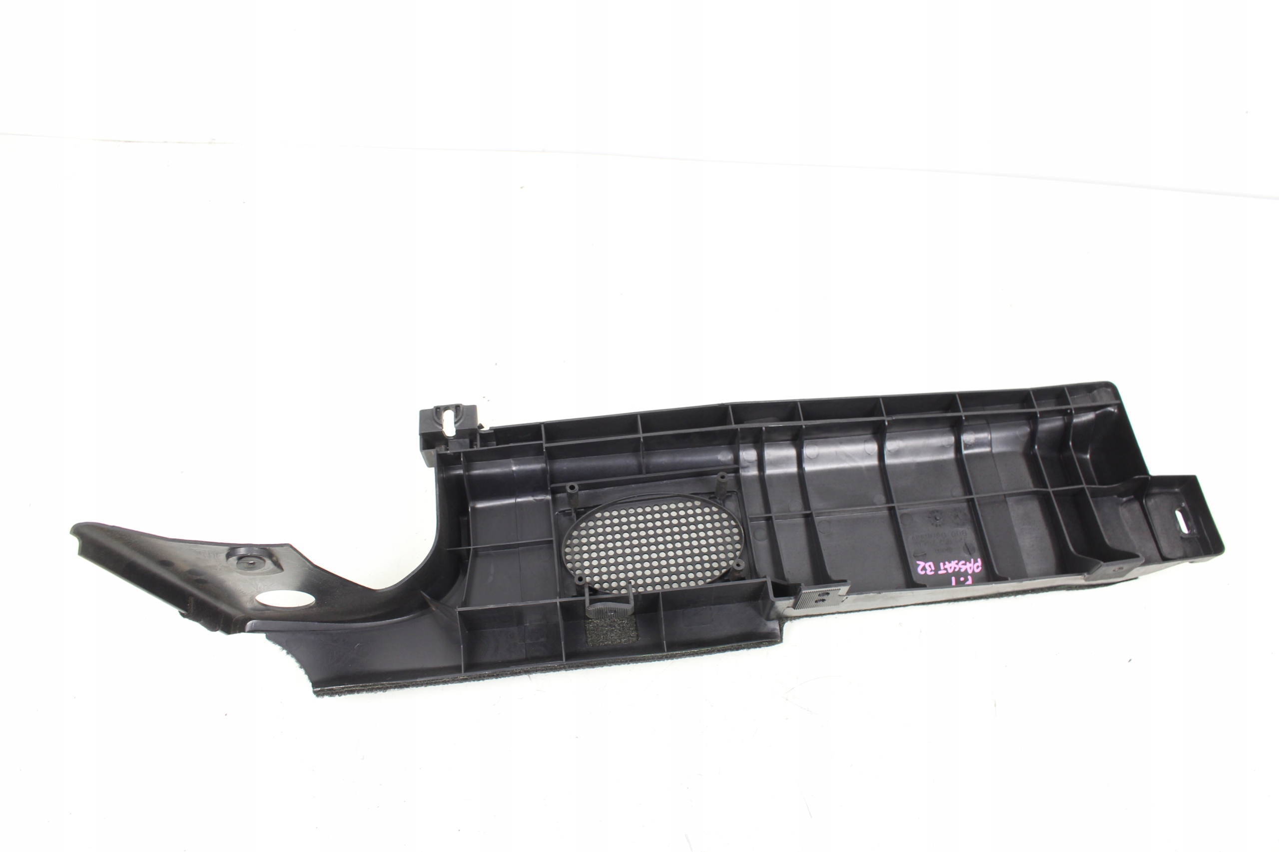 OSŁONA POŁKA BAGAŻNIKA PRAWA VW PASSAT B2 HB 1984r Producent części Volkswagen OE