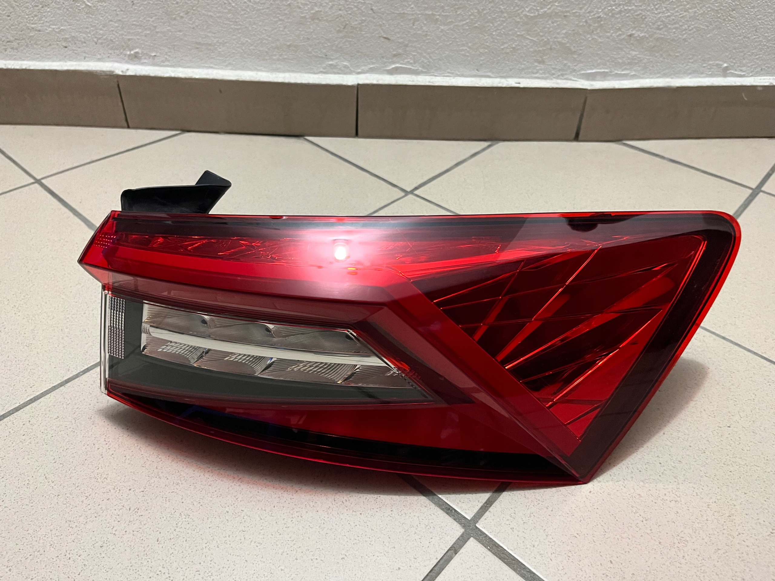SKODA KODIAK KODIAQ 565 LED LAMPA TYLNA TYŁ PRAWA