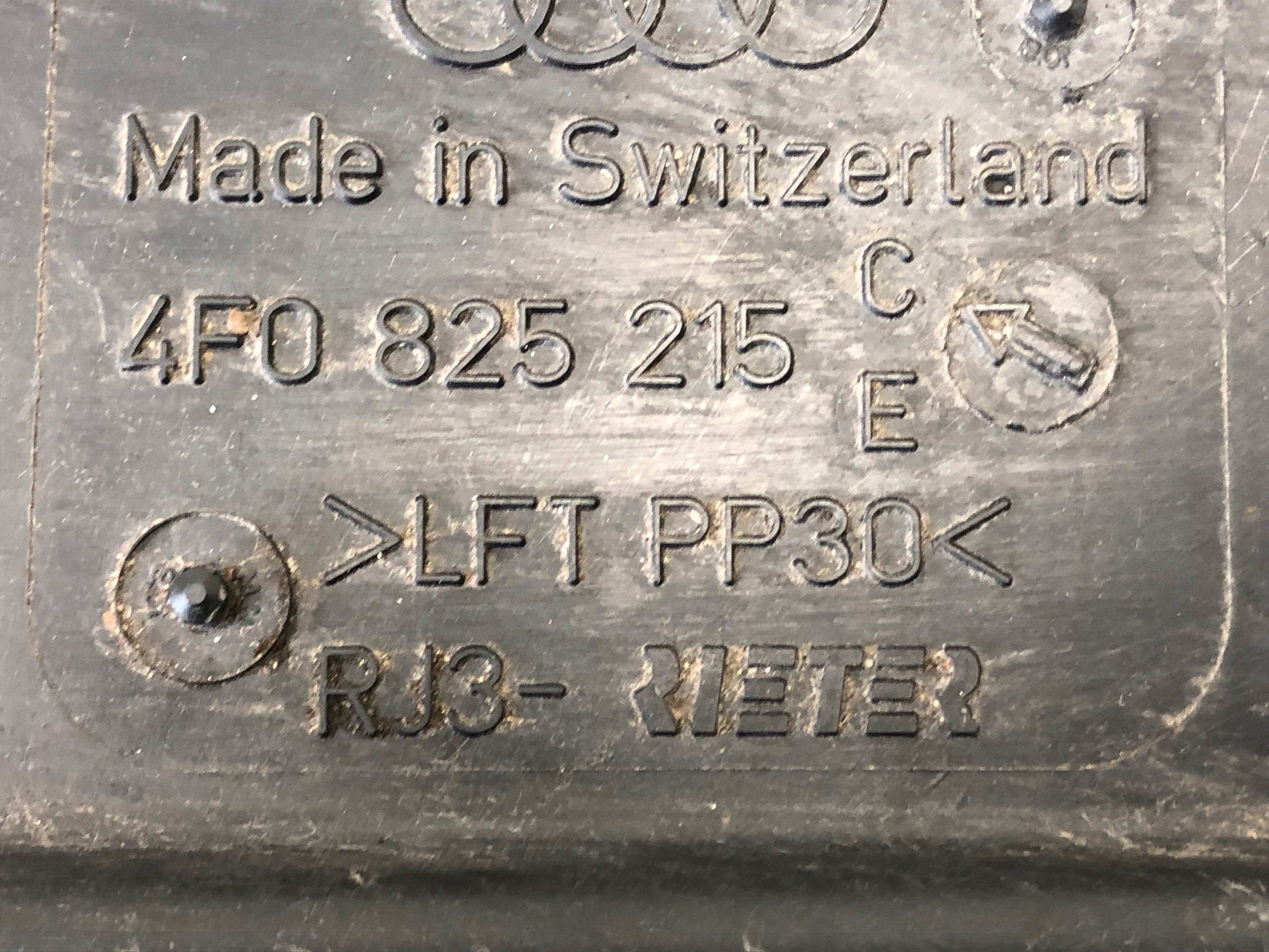 blende abdeckung unterfahrschutz links AUDI A6 C6 4F0825215C