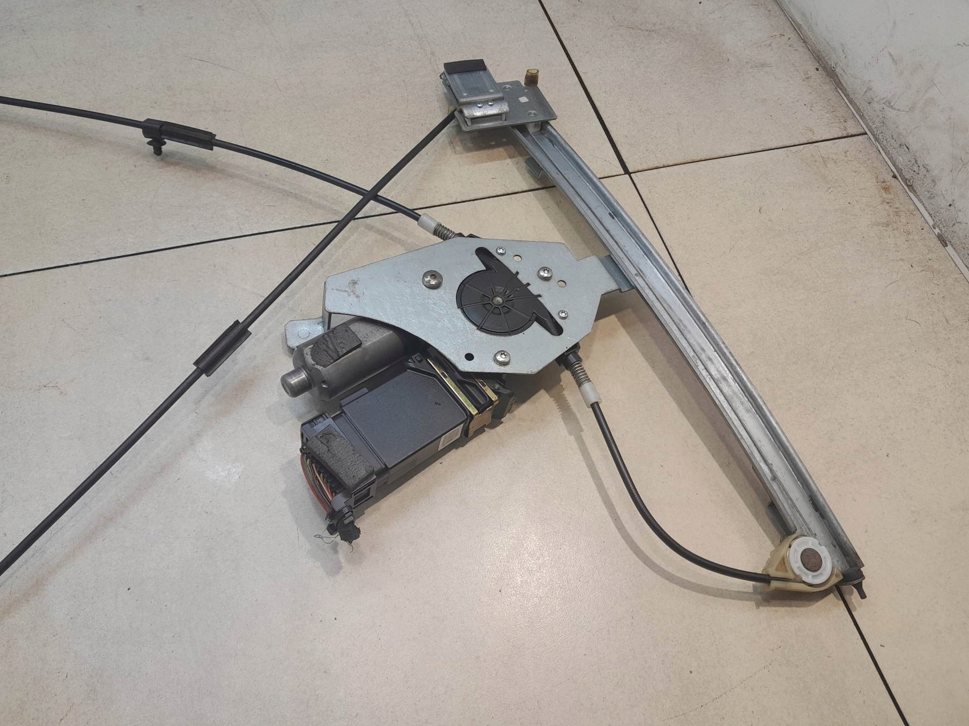 window regulator right front SKODA OCTAVIA and 101448202