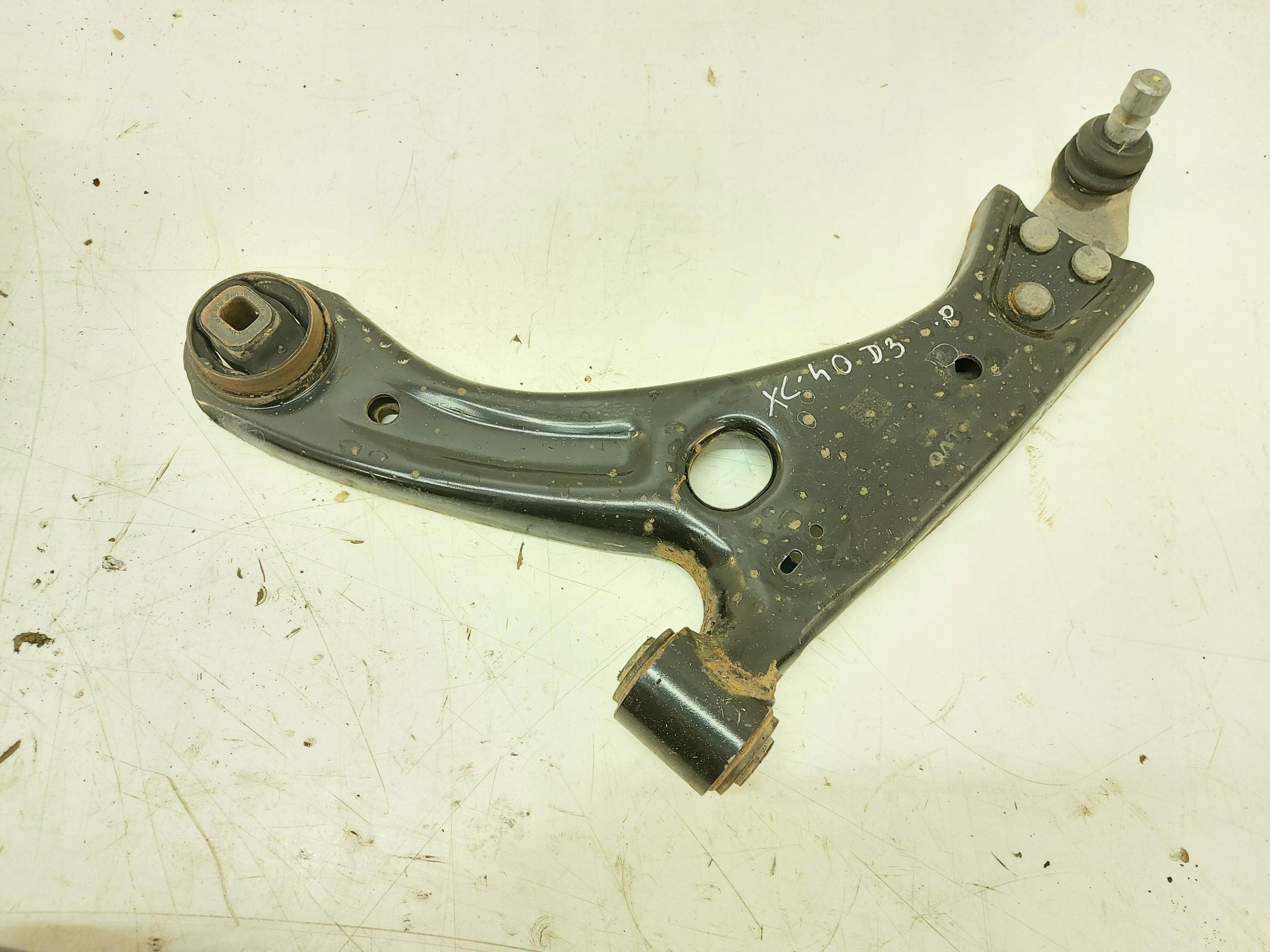 VOLVO XC40 D3 2.0 D arm front left 32221283