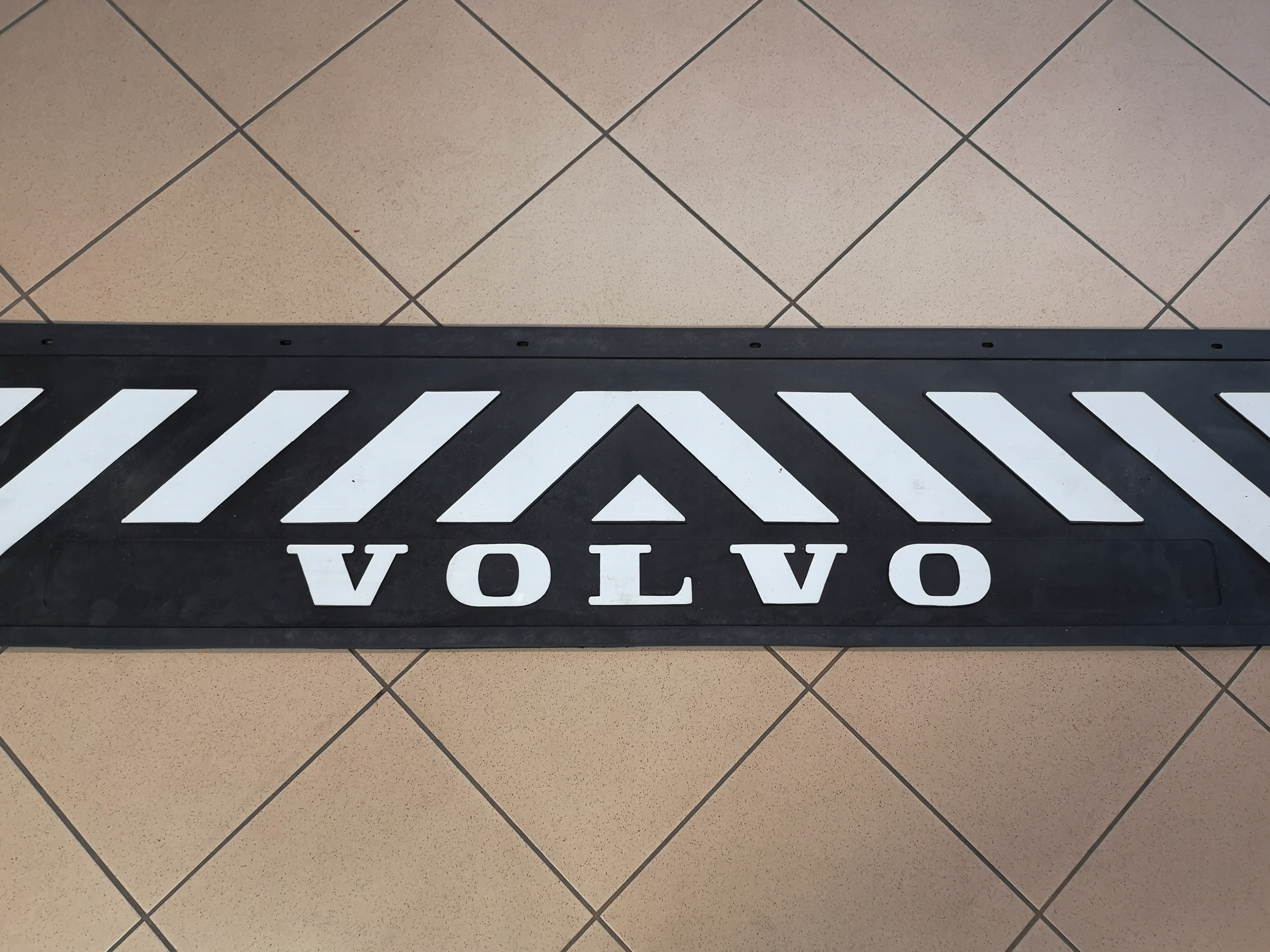 Chlapacz naczepy przyczepy VOLVO czarny tłoczony Producent GP