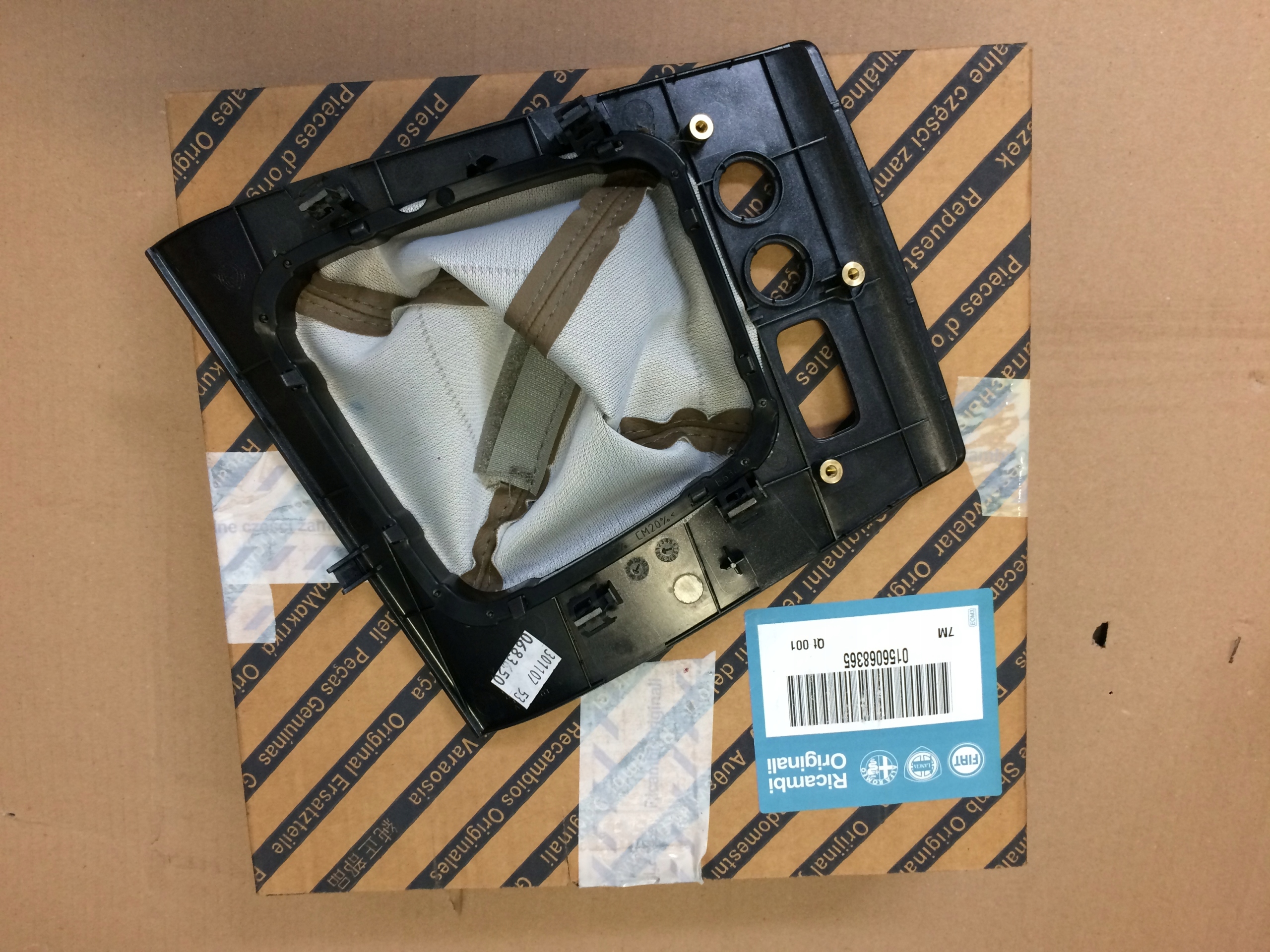 156068365 VV-691A - ALFA ROMEO 159 ПАНЕЛЬ РЫЧАГА + СИЛЬФОН НОВЫЙ 365