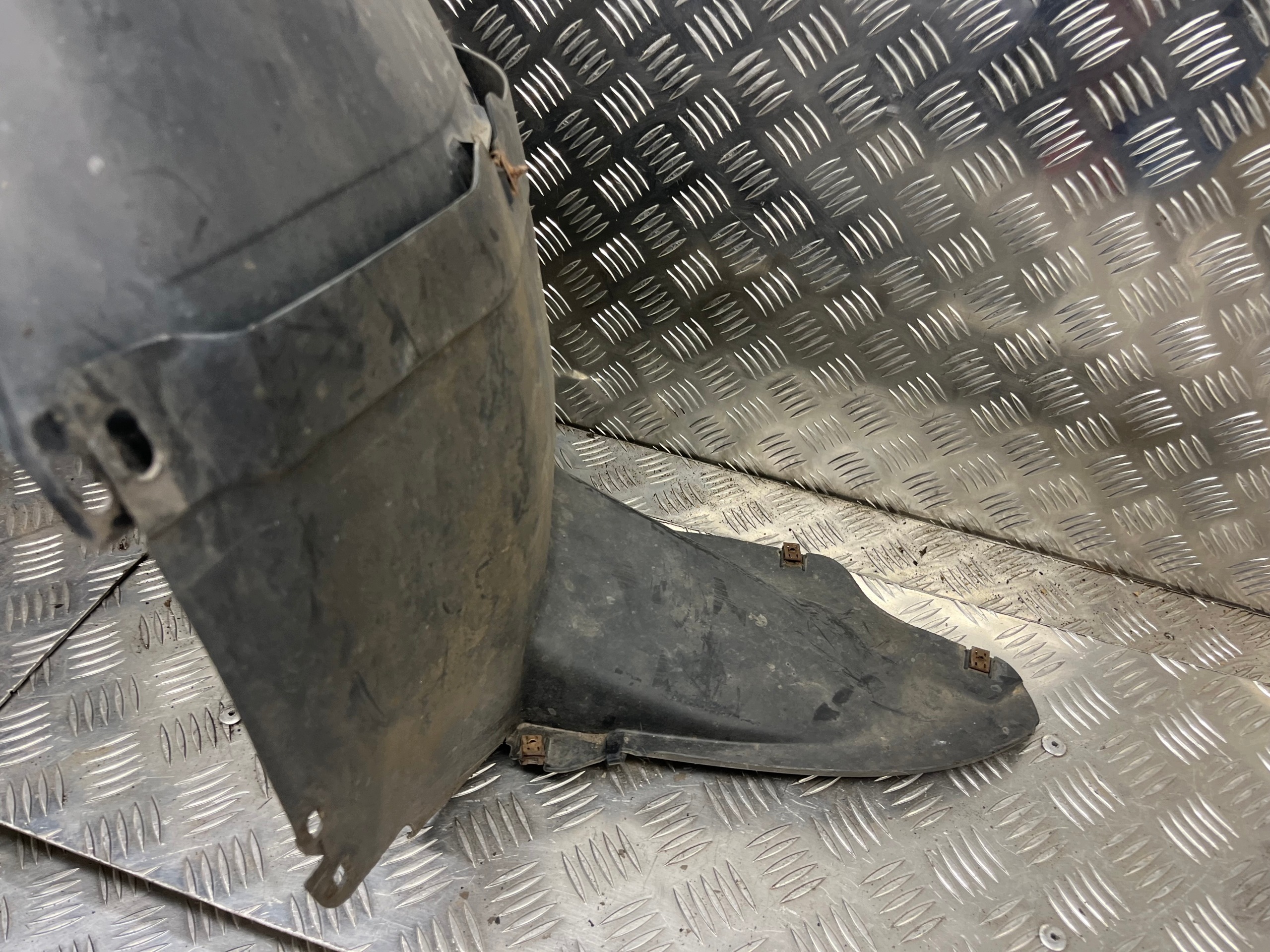 mudguard right front VOLKSWAGEN GOLF 5