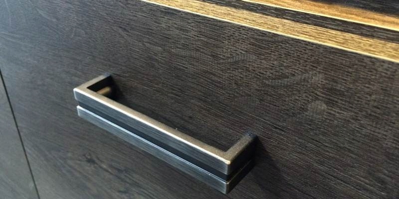 Witryna do salonu kredens z LED INDIANAPOLIS I23 Szerokość mebla 56 cm