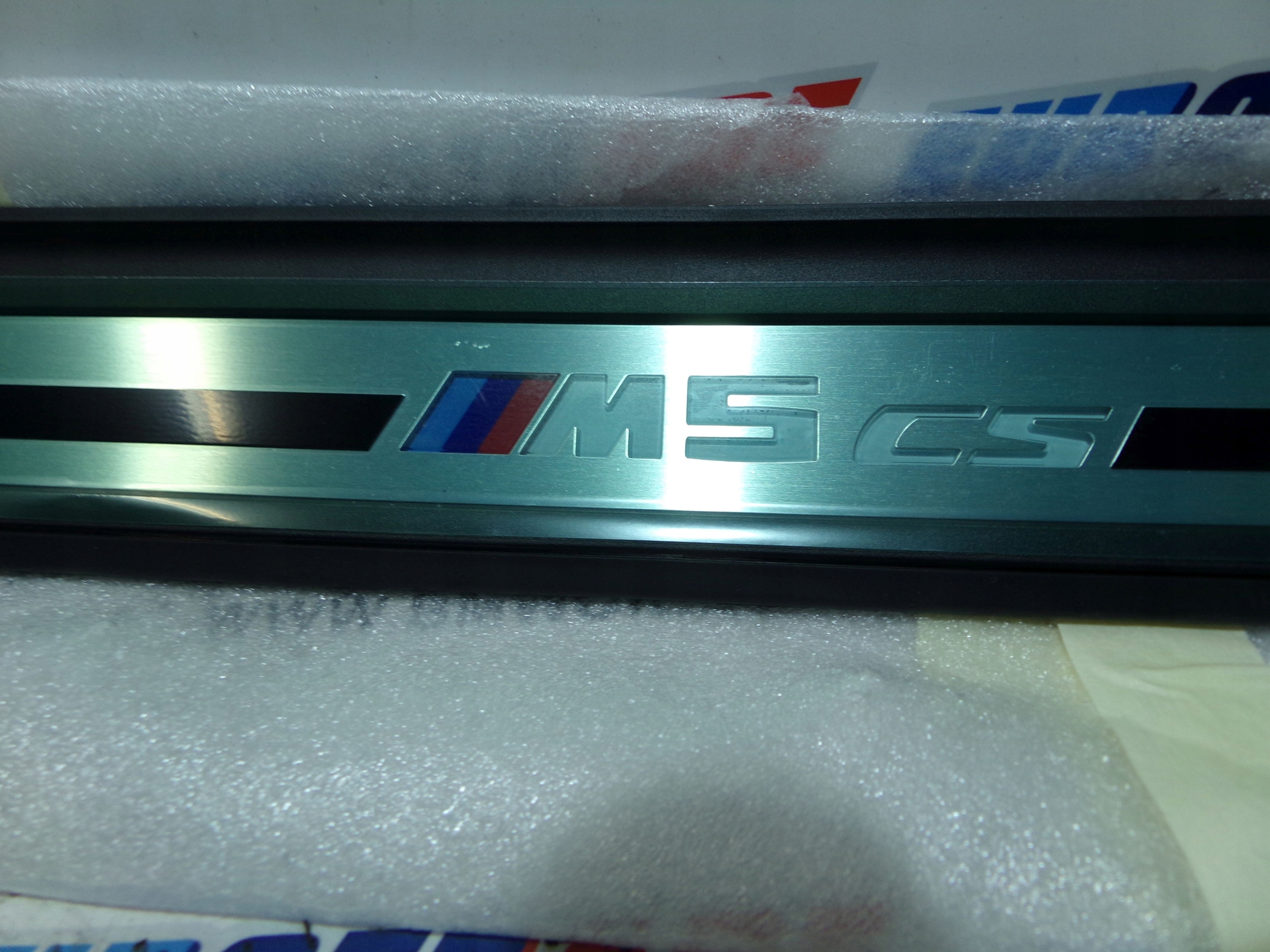 BMW F90 LCI M5 COMPETITION LISTWA OSŁONA PROGU PODŚWIETLANA LEWA PRZEDNIA Producent części BMW OE