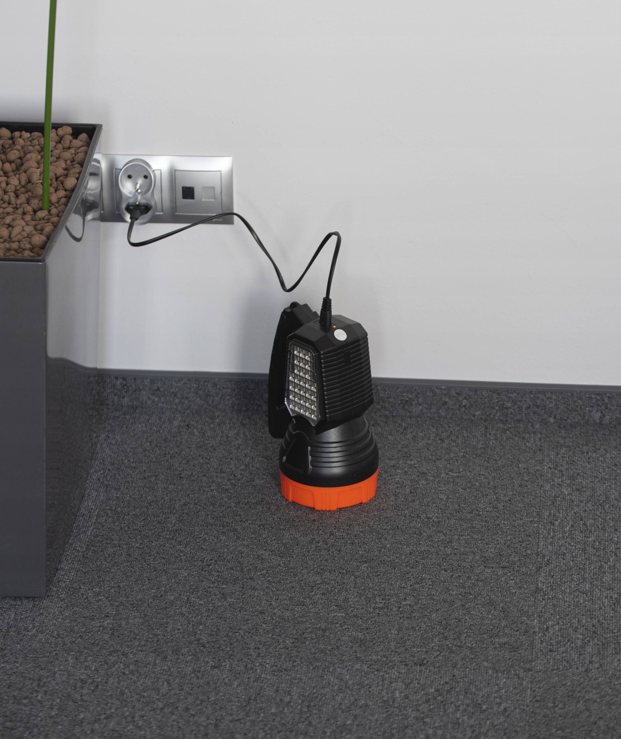 LATARKA SZPERACZ LED SOLAR AKUMULATOROWA ŁADOWALNA Marka inna marka