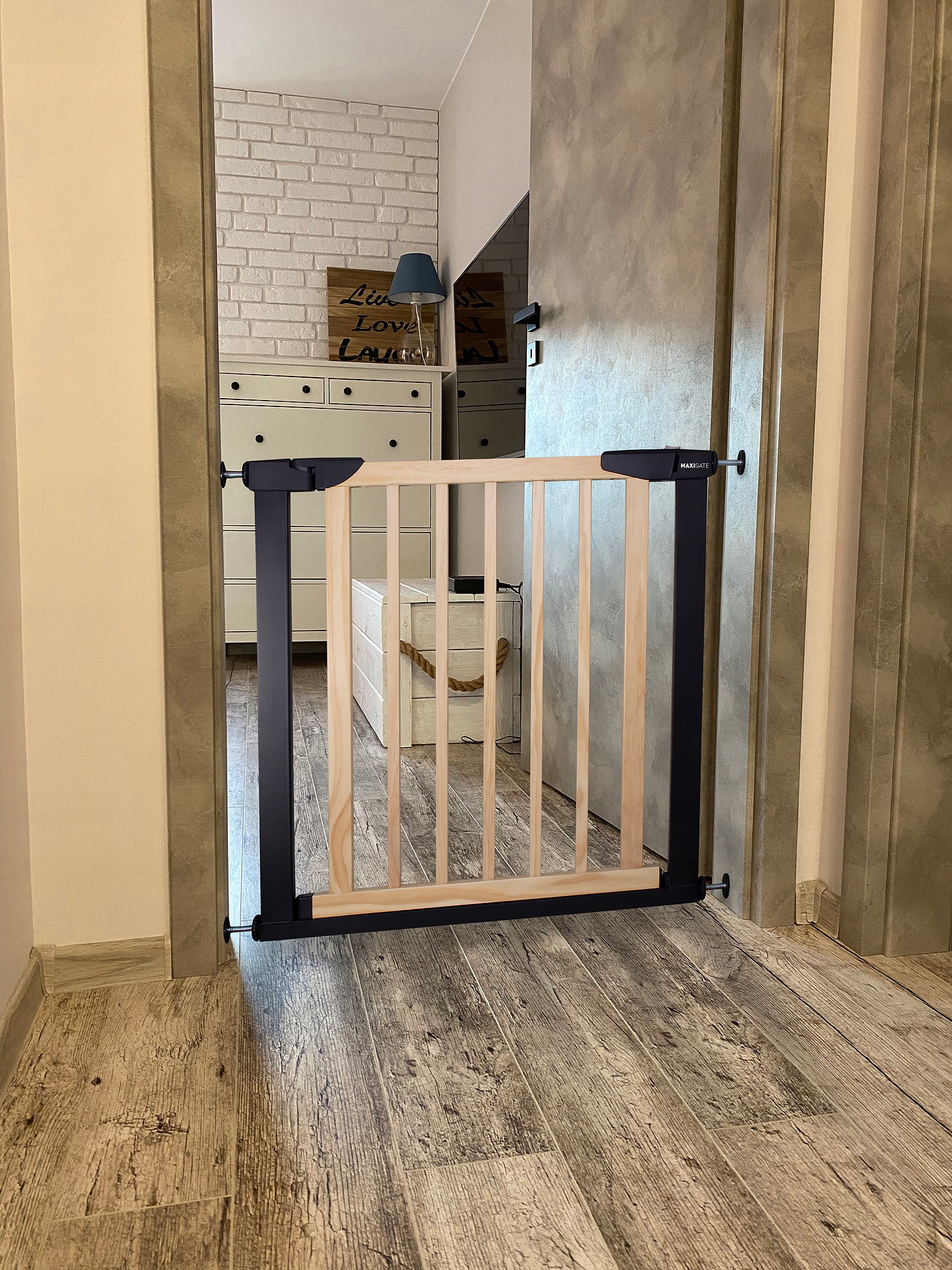 BRAMKA BARIERKA ZABEZPIECZAJĄCA OCHRONNA do drzwi schodów 110-117cm LOFT Marka Maxigate