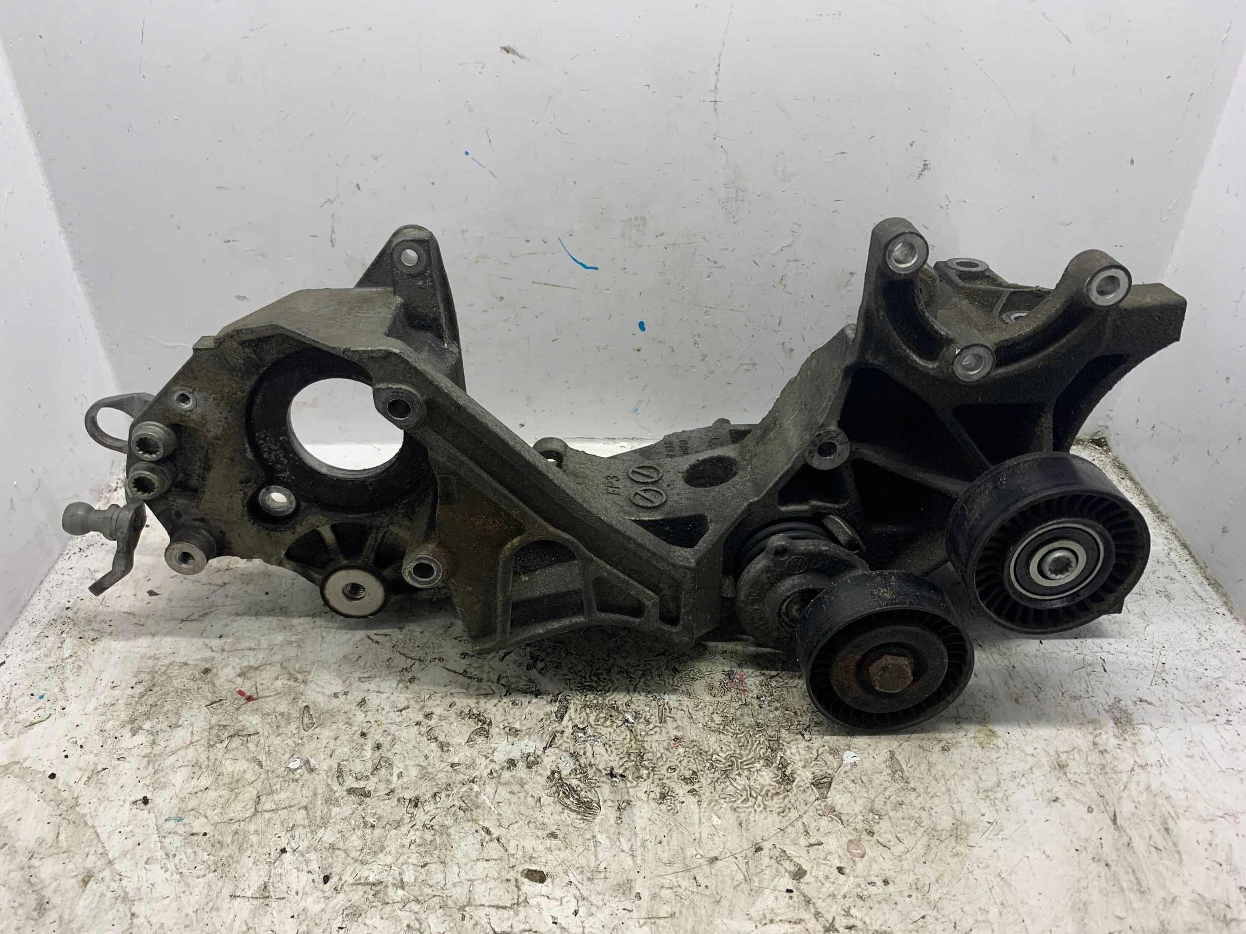 Support Support plaque Alternateur 03L903143H AUDI VW 2.0 TDI CAH