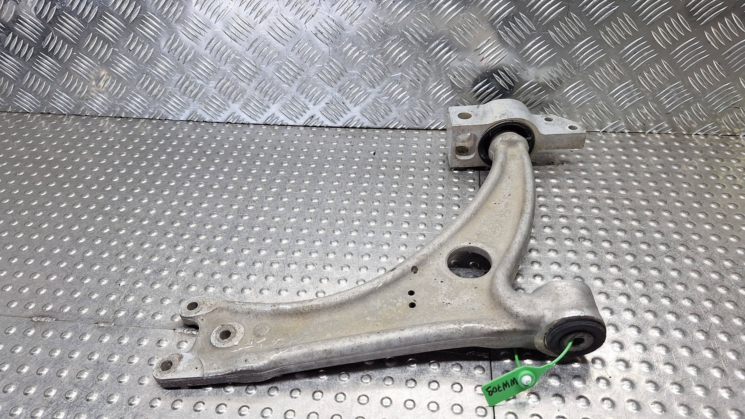 arm right front 3C0407153D VW PASSAT B7 AUDI Q3 8U