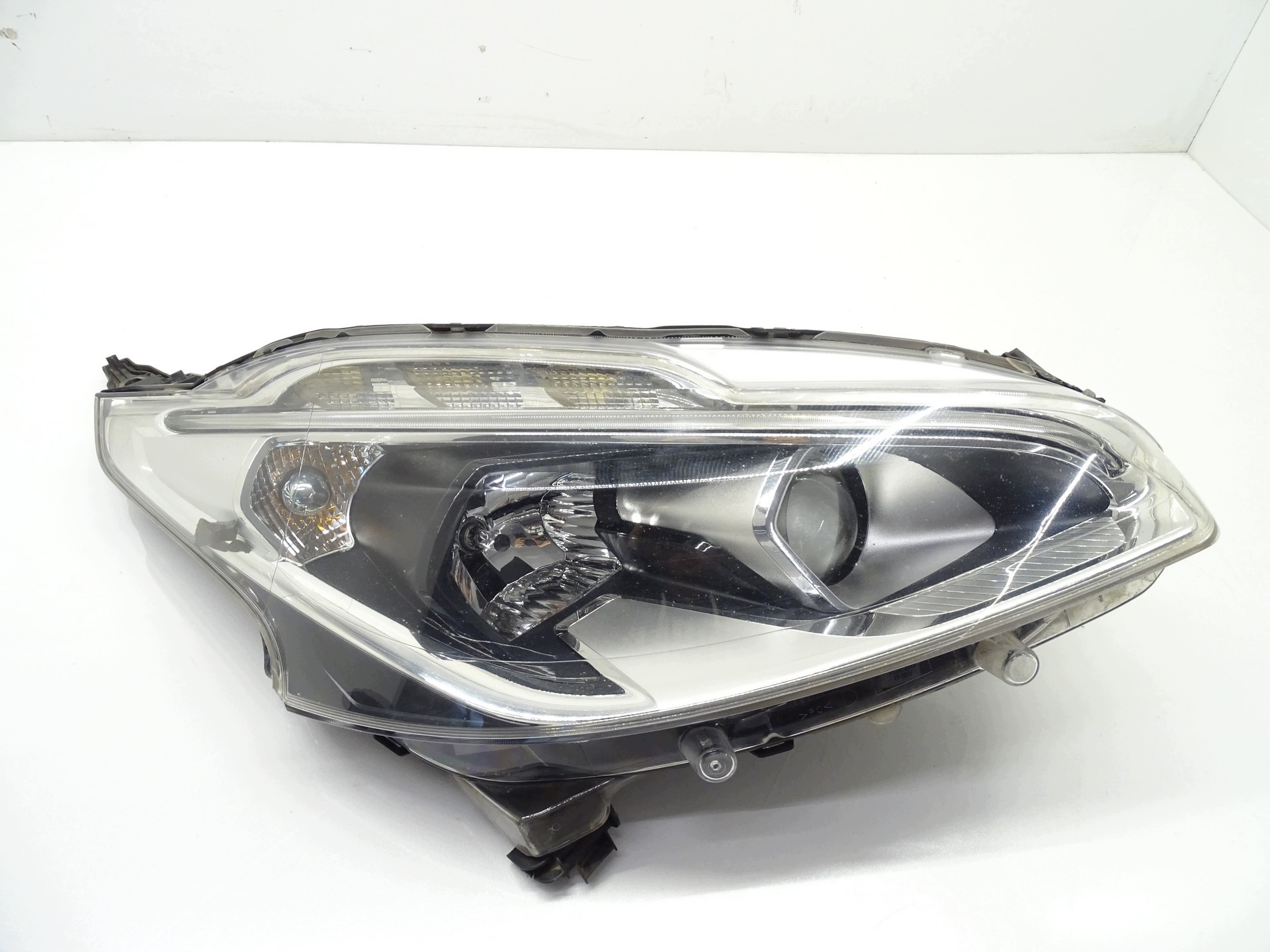 light front right PEUGEOT 208 UK 9810602280