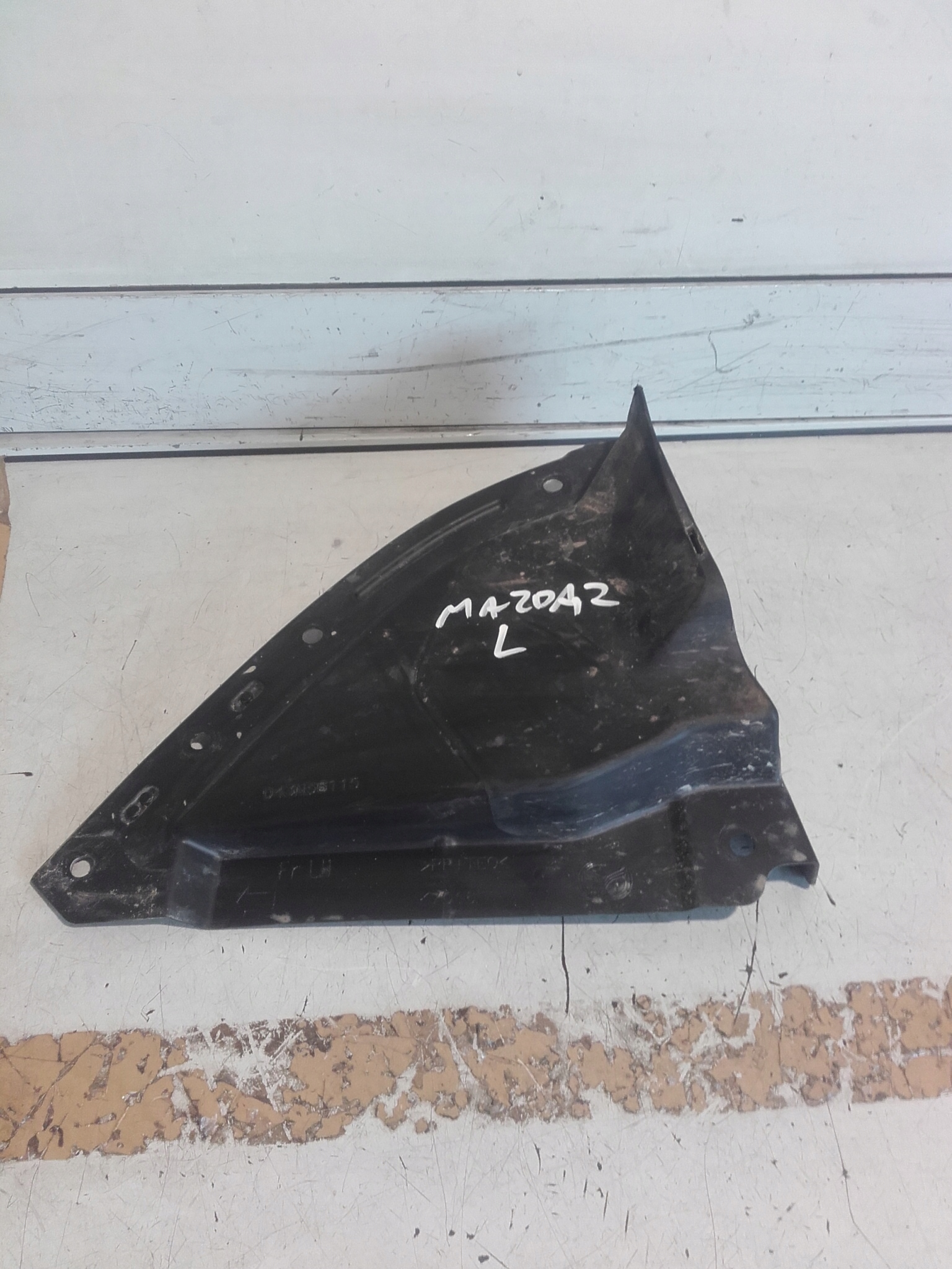 D43N-56115 - MAZDA 2 DJ LIFT КРЫШКА ШАССИ ЛЕВАЯ 20-